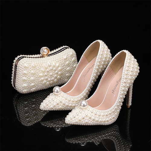 Elegante, perlenbesetzte Stiletto-Pumps mit spitzer Zehenpartie und passender Perlenclutch – das perfekte Set für Abendveranstaltungen, Bankette und Hochzeiten. Image