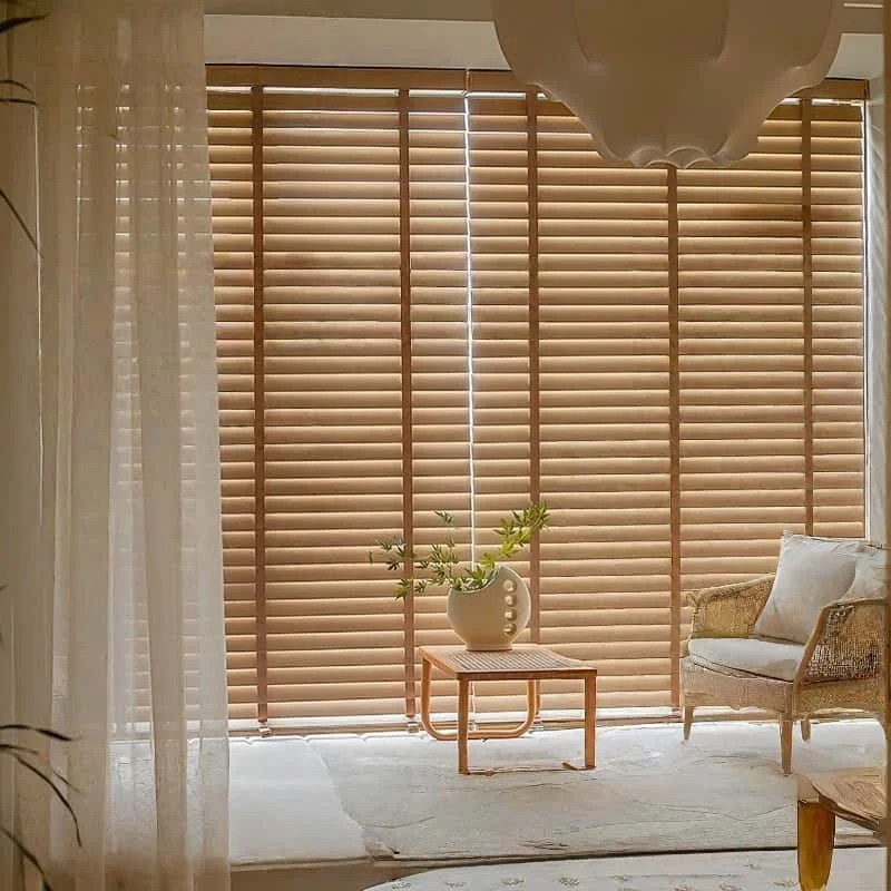 Maßgeschneiderte elektrische Jalousien aus massivem Holz von Sunroad für lichtblockierendes Erkerfenster | Hebjalousien aus Holz