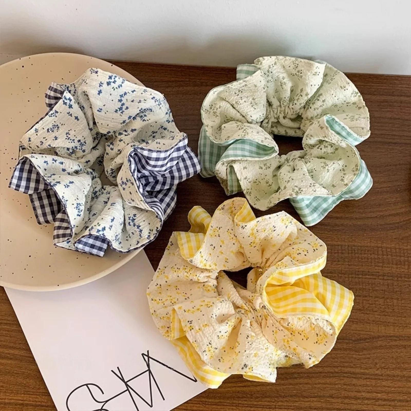 1 Stück doppelseitige Haargummis, Blumen- und Gingham-Muster, modische Haargummis für charmante Damen-Looks Image