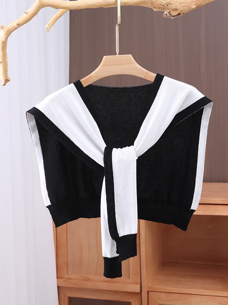 Schwarz-weiß gestreifter quadratischer Strickschal, doppelseitiger Jacquard-Schulterschutz, falscher Kragen, gepaart mit einem Hemd und einem Mantel Image