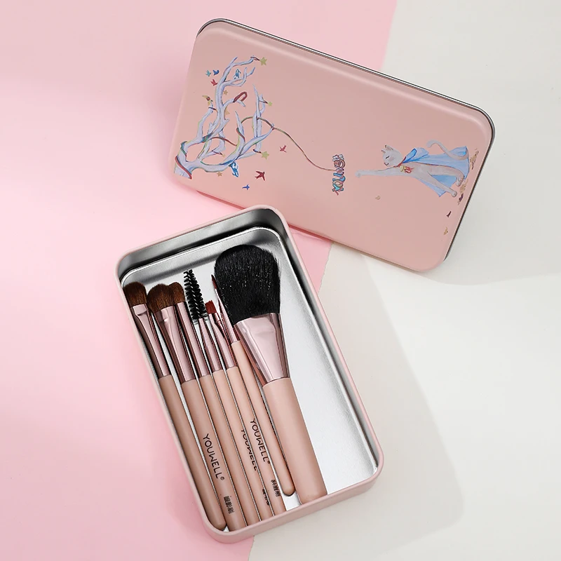 Pretty Tin – Make-up-Pinsel in Box. Weich, voll – vorgestellt. Verbessern Sie Ihre Make-up-Routine. Image