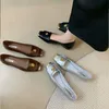 Damen-Ballerinas mit Blumen-Ballerina-Mary-Janes-Schuhen, geschlossener quadratischer Zehenbereich, Metallzehe, flache Schuhe zum Hineinschlüpfen, weiche Abendschuhe