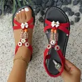 Sandales ethniques perlées pour femmes – bride à la cheville à bout rond rouge et blanc avec accents floraux