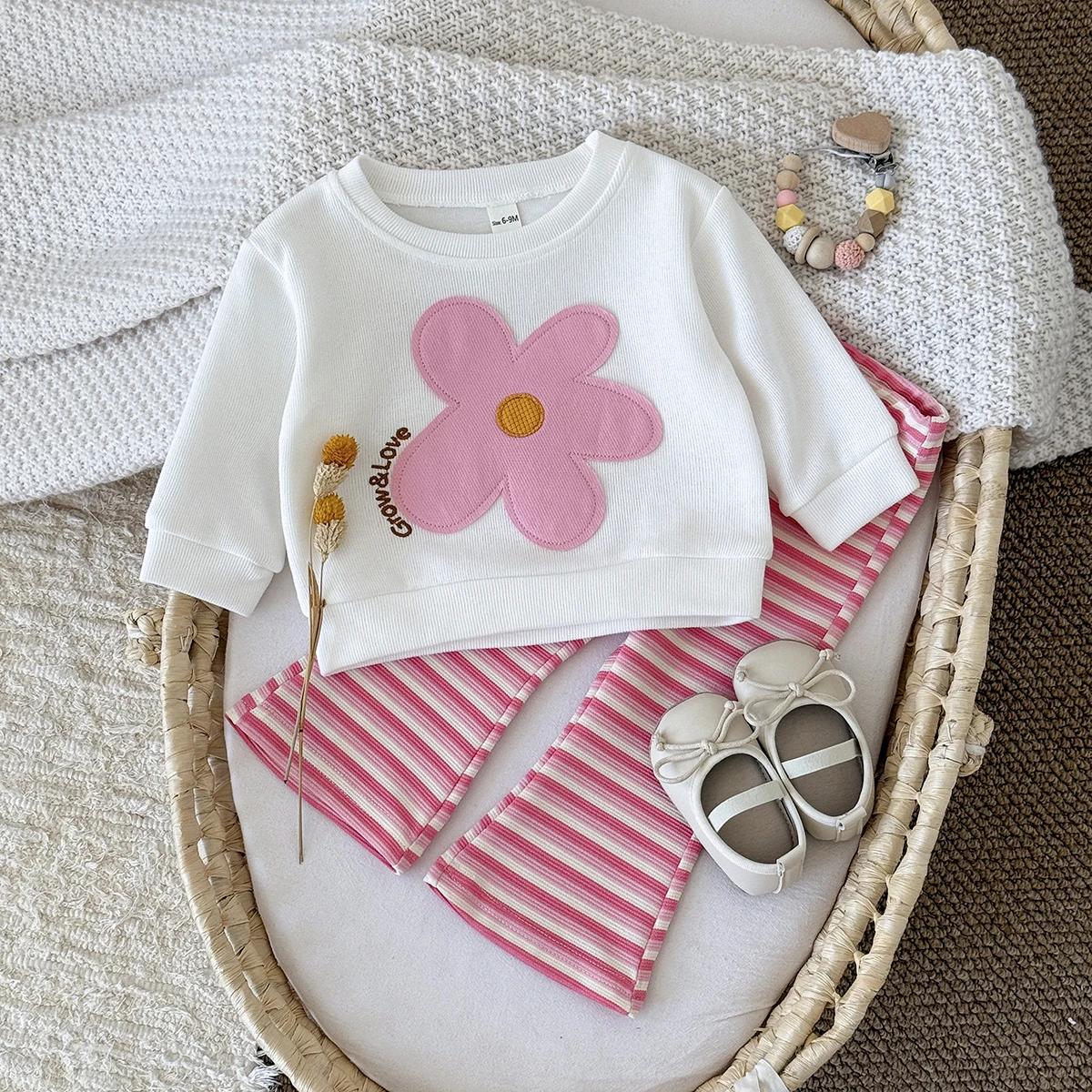 2025 Herbst 1–3 Jahre altes Baby, weißes Patchwork, kleines, mit Blumen besticktes Oberteil, rot-weiß gestreifte Micro-Pull-up-Hose Image