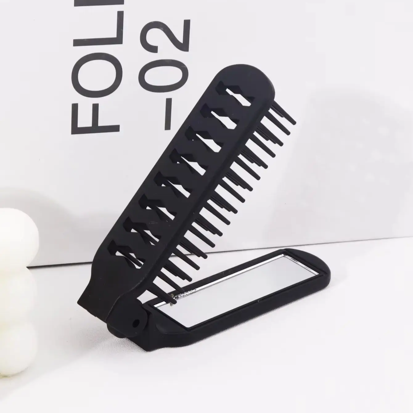 1 Stück tragbarer, zusammenklappbarer Mini-Schminkspiegel, eingebauter Kamm, atmungsaktiver Kamm im Hohldesign, Reiseutensilien Image