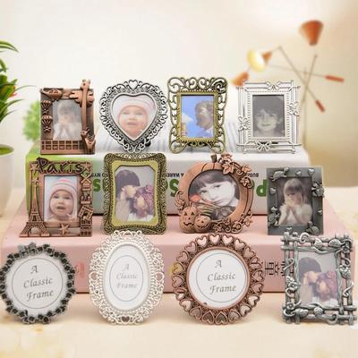 Alloy Mini Keyring Photo Frame: Retro Baroque Picture Display For Desk Decoration Home Decor Gift 8 Random Color 2 Inch