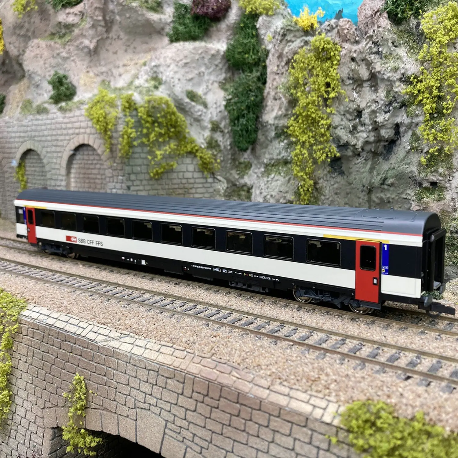 HO Typ 1/87 Zugmodell ROCO 74474/74475/74476/74477 Erst- und zweiter Klasse-Passagierwagen Mehrere optionale Zugspielzeuge Image