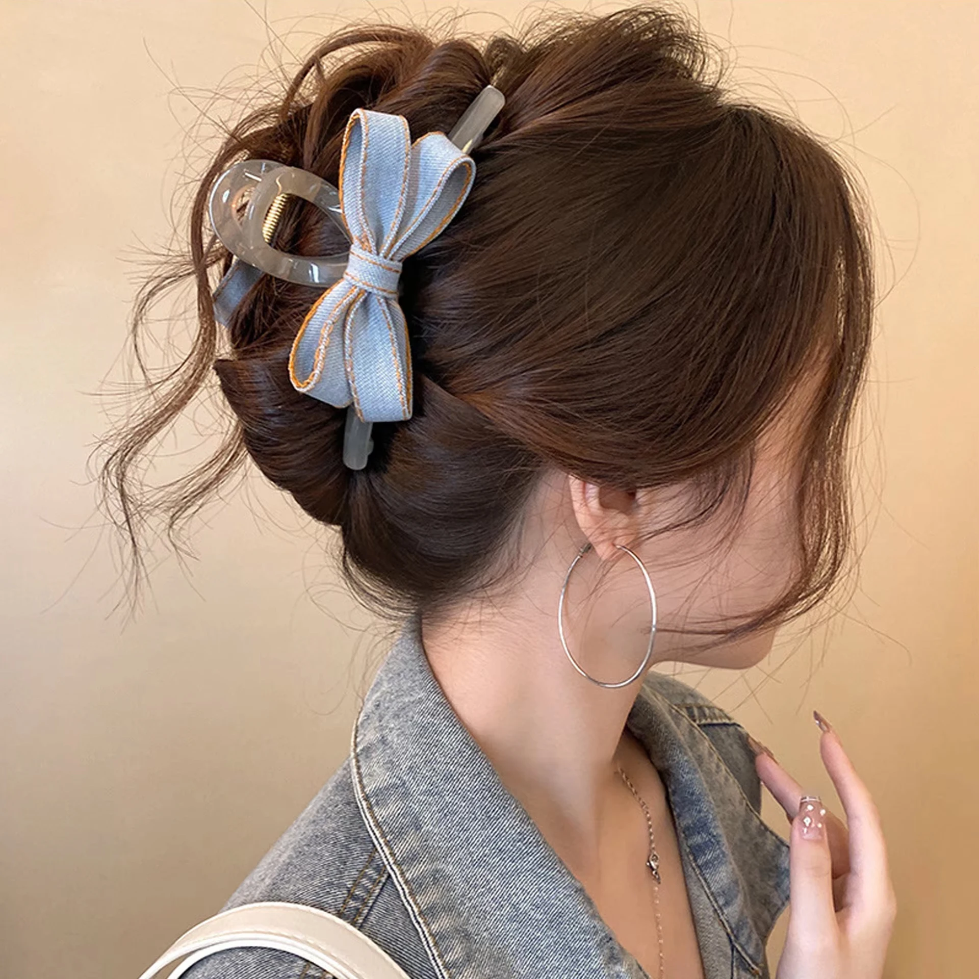 1 Stück koreanische Mode Hinterkopf blauer Jeansschleife 2025 neuer Greifclip, einfaches und vielseitiges Hai-Clip-Haar-Accessoire Image