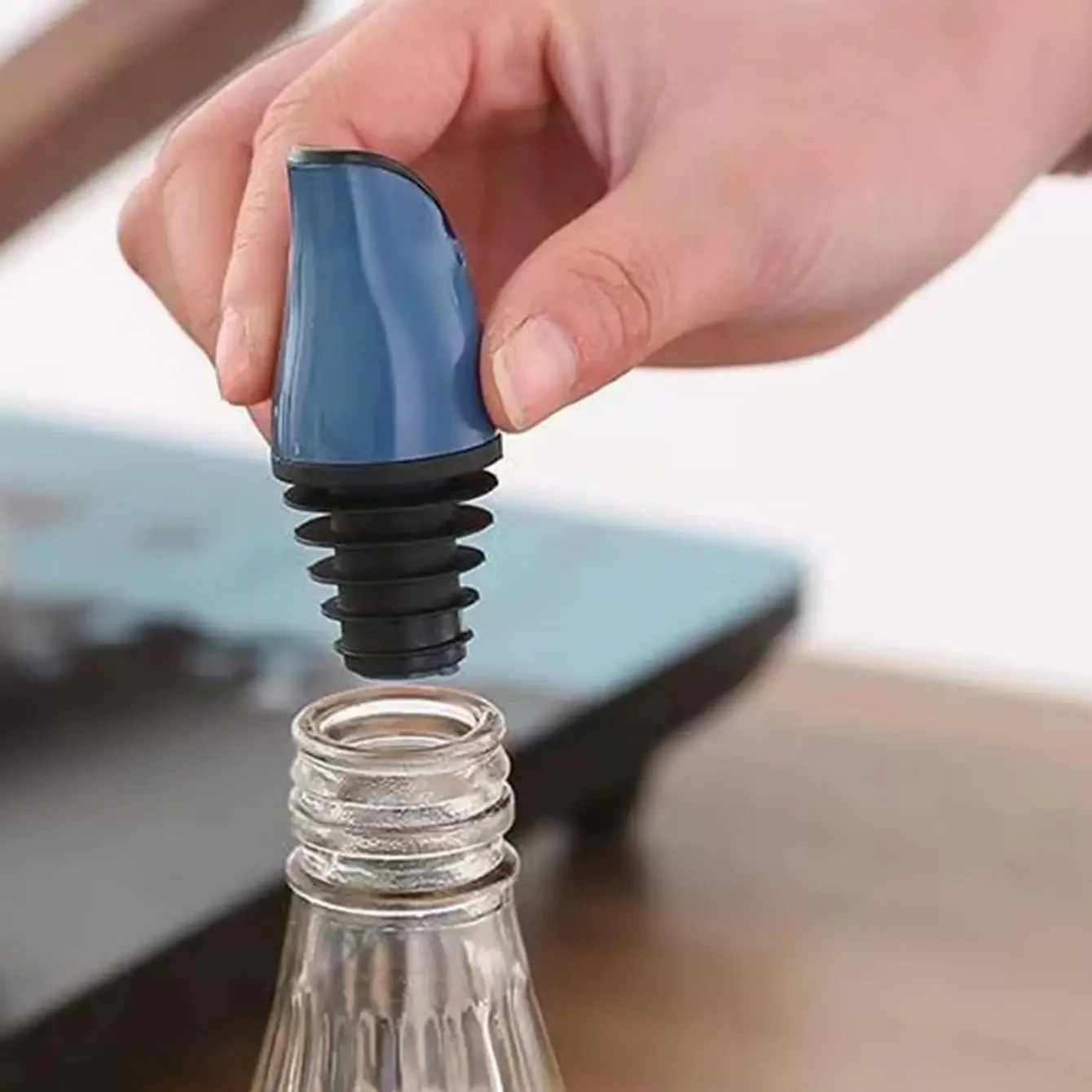 1 Stück automatisches Öffnen und Schließen des Flaschen verschlusses, der Öldüse, des Öl flaschen verschlusses, des Sojasauce-Flaschen kopfs, der Öldüse, des Öffnungs flaschen mout Image