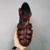 Flache Herrensandalen Sommer neues Leder dünner Gürtel quadratischer Absatz braune römische Sandalen große Größe kleine Größe lässige Strand-Herrenschuhe