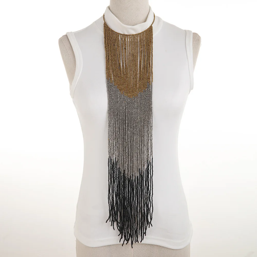 Collana di perline con nappe di miscelazione di colori stile lungo della Boemia Collana di riso esagerata di personalità del cerchio in lega intrecciata a mano