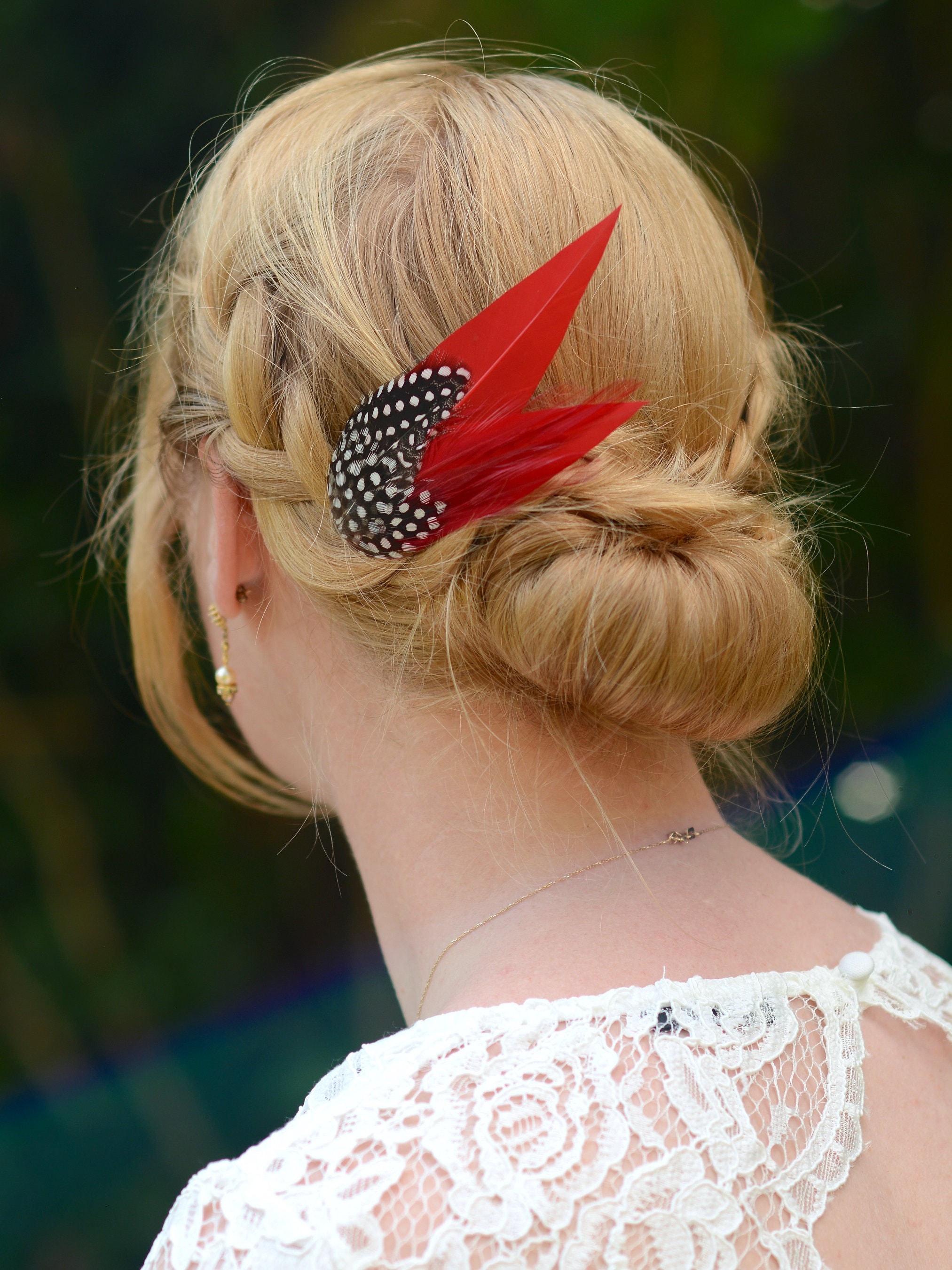 Fermaglio per capelli con piume rosse e a pois / Fascinator con piume rosse / Copricapo con piume rosse / Fascinator da sposa rosso / Copricapo da spo