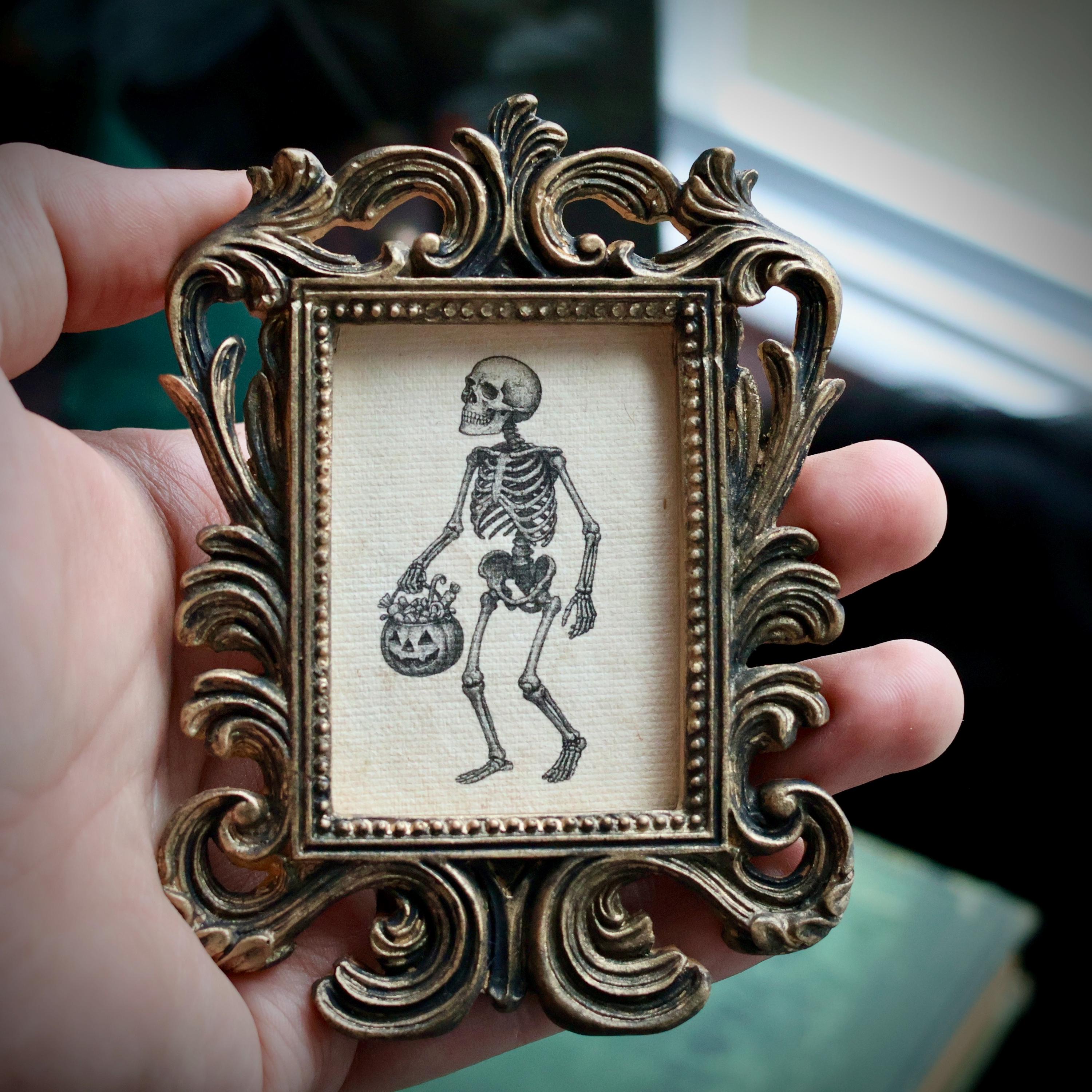 Mini ritratto di scheletro barocco in cornice in stile vintage - Decorazione cottagecore gotica, arte accademica oscura, stranezza di ispirazione vitt