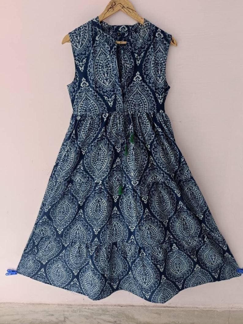 Abito in cotone stampato a mano con blocchi di legno, abito in cotone blu indaco, abito lungo boho stampato a blocchi, abito da festa, abito senza man