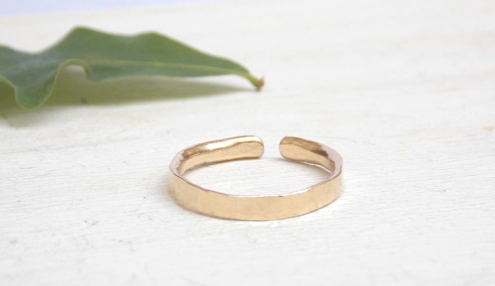 Anello regolabile martellato, anello riempito d'oro martellato, anello regolabile in oro martellato, anello sottile in oro martellato, anello impilabi