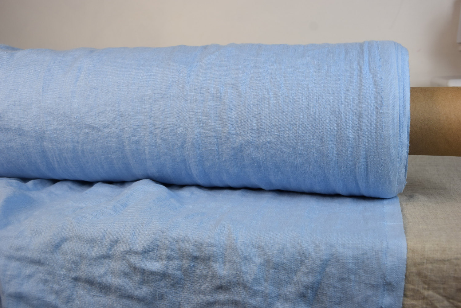 Tessuto 100% lino Gloria Little Boy Blue. Peso medio 200 g/m²/6 oz-yd2. Al metro/iarda. Azzurro-blu. Prelavato e prelavato, morbido. Alta qualità.