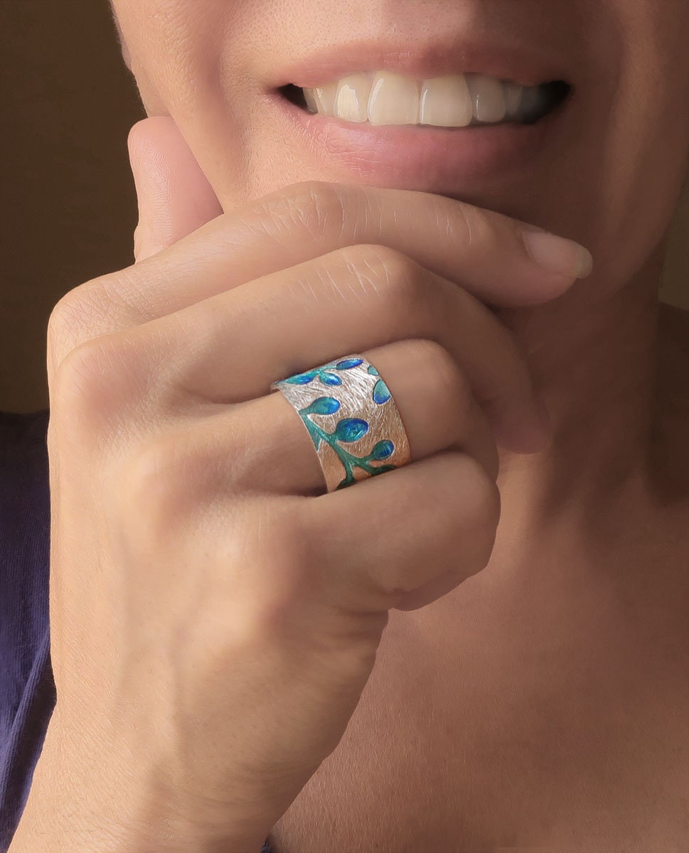 Anello a fascia con fiore in argento, anello con fiore blu, anello a fascia, anello in argento, gioielli in argento 925, smalto e argento, anello a fa