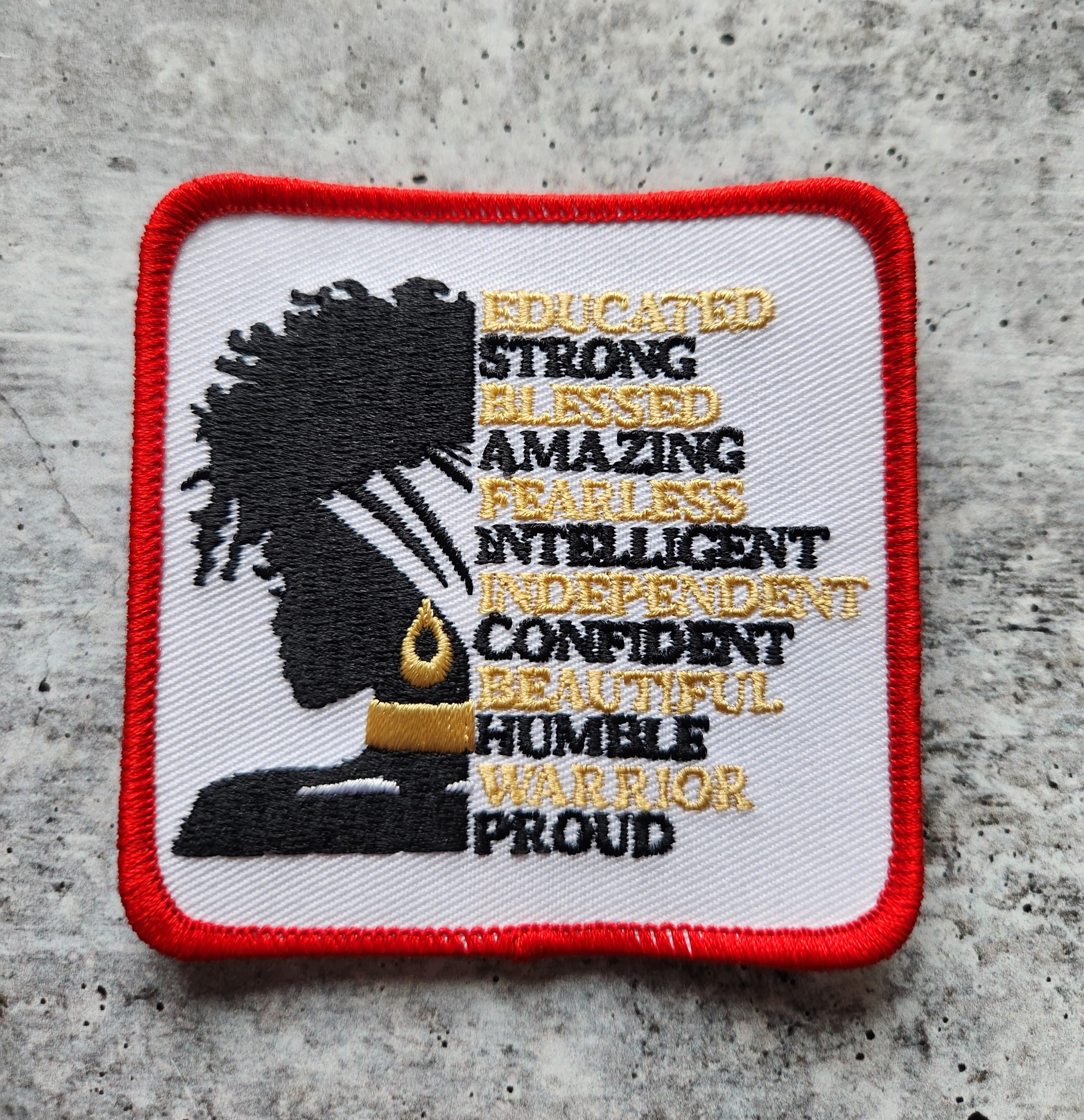 "Patch Party Club, (1 pz) Toppa termoadesiva \"Donna istruita, forte e orgogliosa\" - Toppa ricamata 7,6 x 7,6 cm per giacche, borse, cappelli e moda fai"