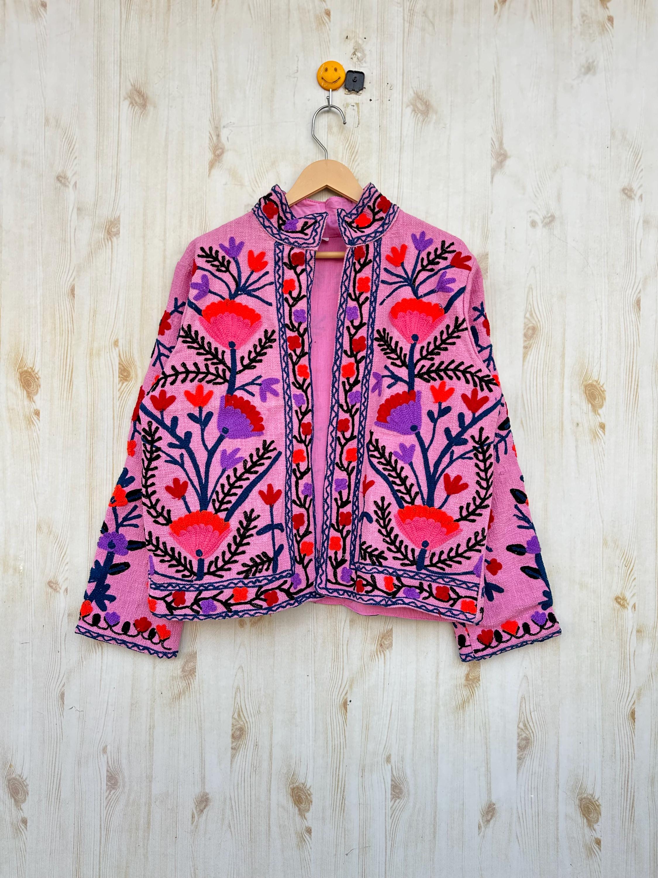 Giacca Suzani in TNT di cotone rosa boho con tasca / Giacca invernale / Giacca cappotto ricamata / Giacca in TNT di cotone / Giacca cappotto Suzani /