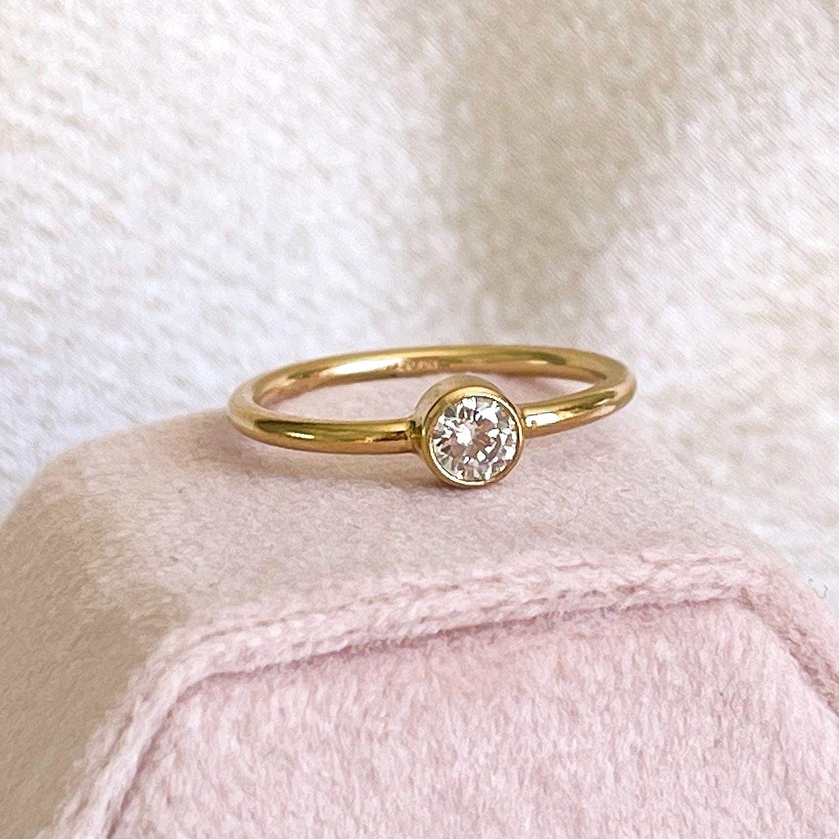 Delicato anello con zirconi cubici - Anello solitario riempito in oro 14k - Anello minimalista impilabile - Piccolo anello con diamanti - Semplice ane