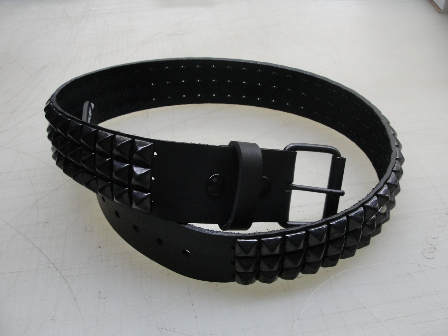"Cintura in pelle pieno fiore fatta a mano, larga 1-3/4\" (45 mm), 3 file di borchie quadrate piramidali PY-77 da 1/2\" (13 mm), colore nero/opaco, con b"