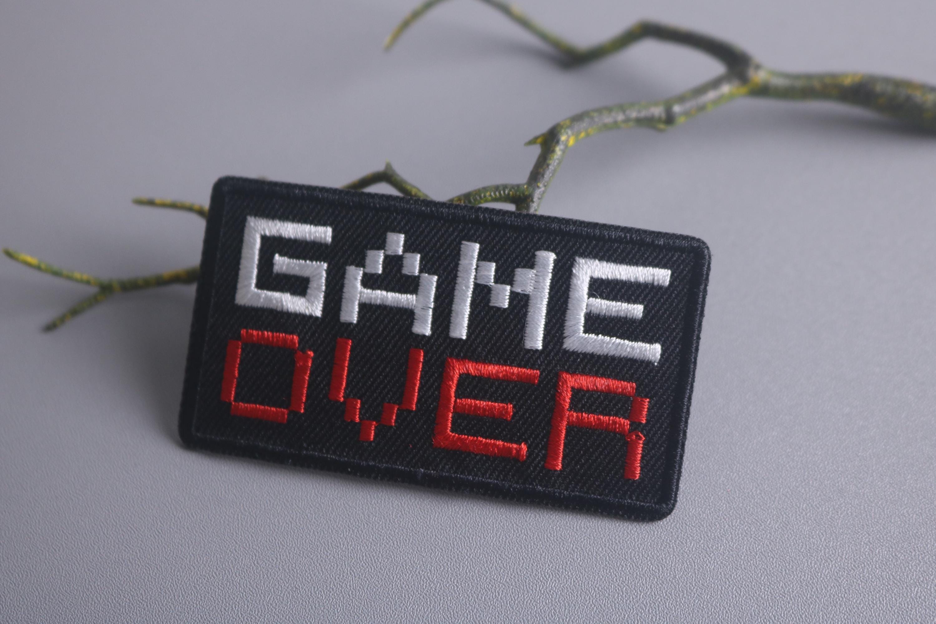 toppa game over, toppa di gioco, toppa termoadesiva, toppa ricamata, toppa divertente, toppa estetica, toppa splendida, applicazione