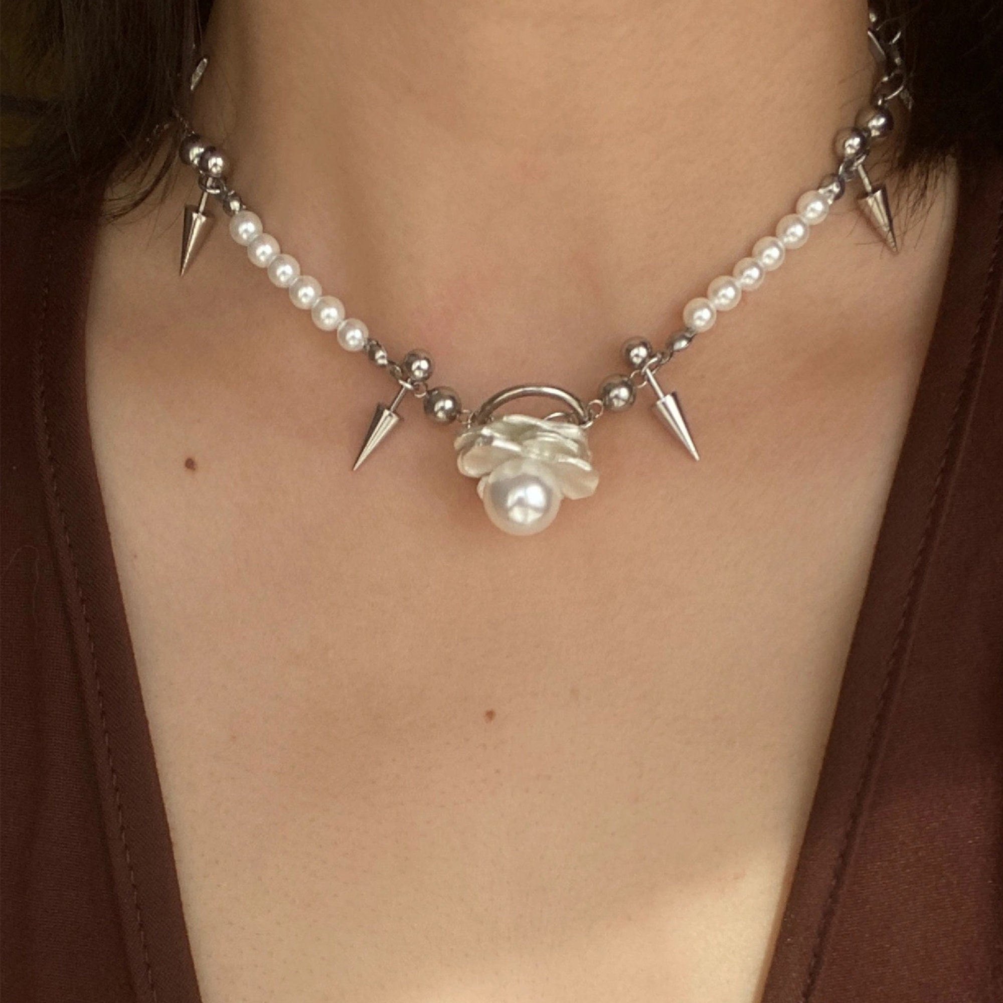 Collana di perle floreali Y2k, collana di perle bianche, collana Cottagecore, collana Fairycore, ciondolo a punta, gioielli grunge, girocollo gotico,