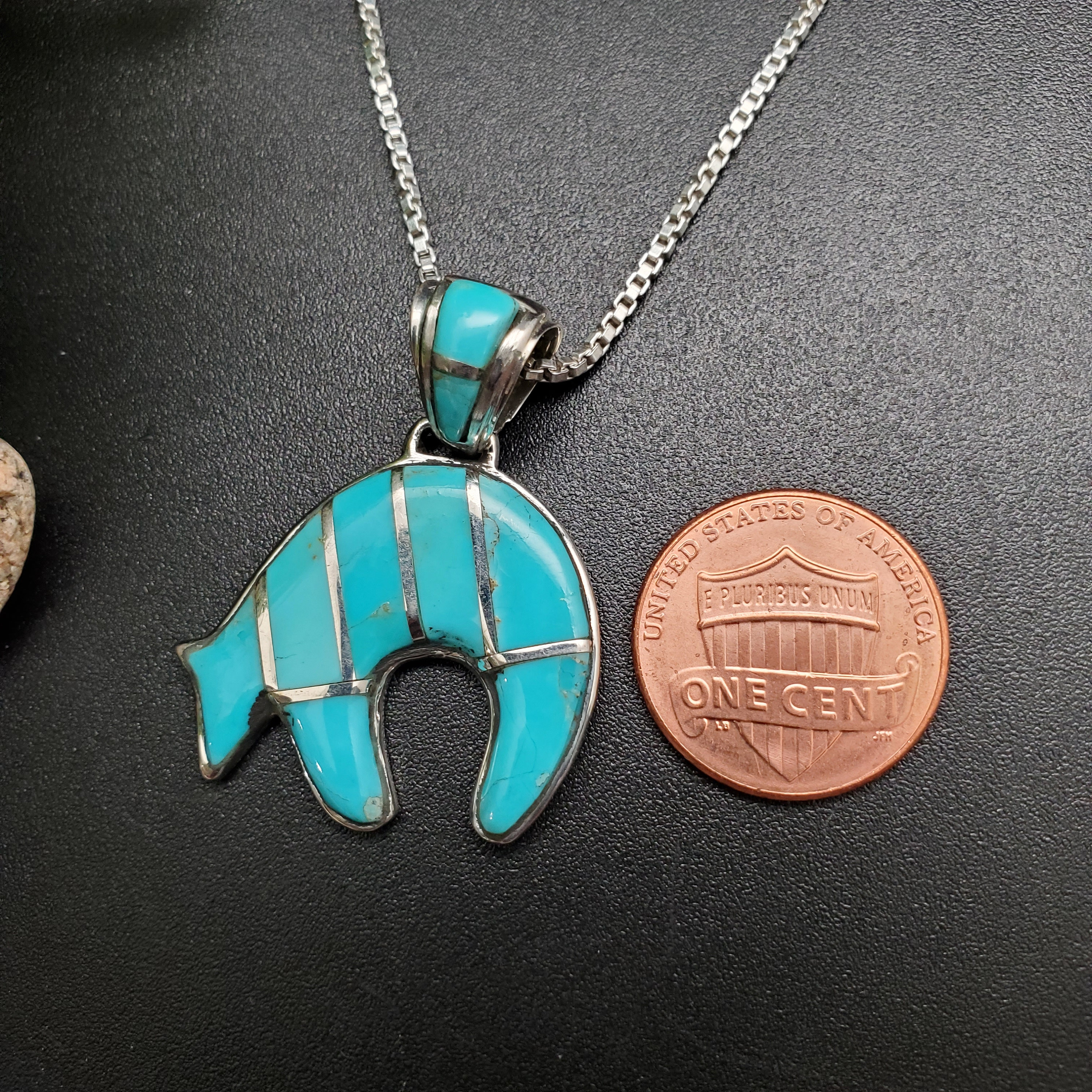 PLNT#319 / Ciondolo a forma di orso con intarsio in turchese Kingman blu Opzioni: Catena in argento / Collana con ciondolo a forma di orso con turches