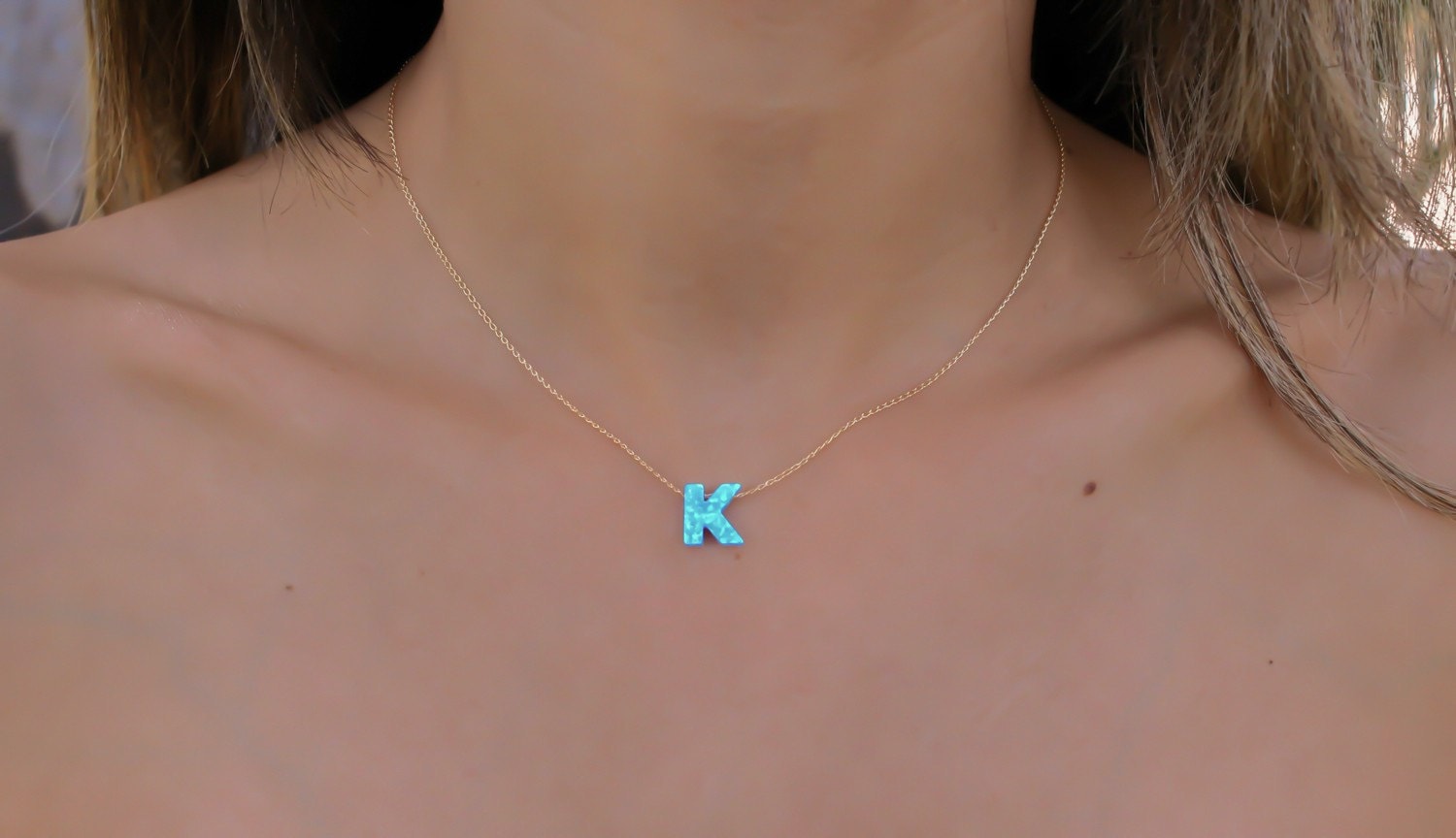 Collana di opale, collana con lettere di opale, collana di opale in oro, gioielli di opale, collana di perle di opale, collana di opale blu, collana d