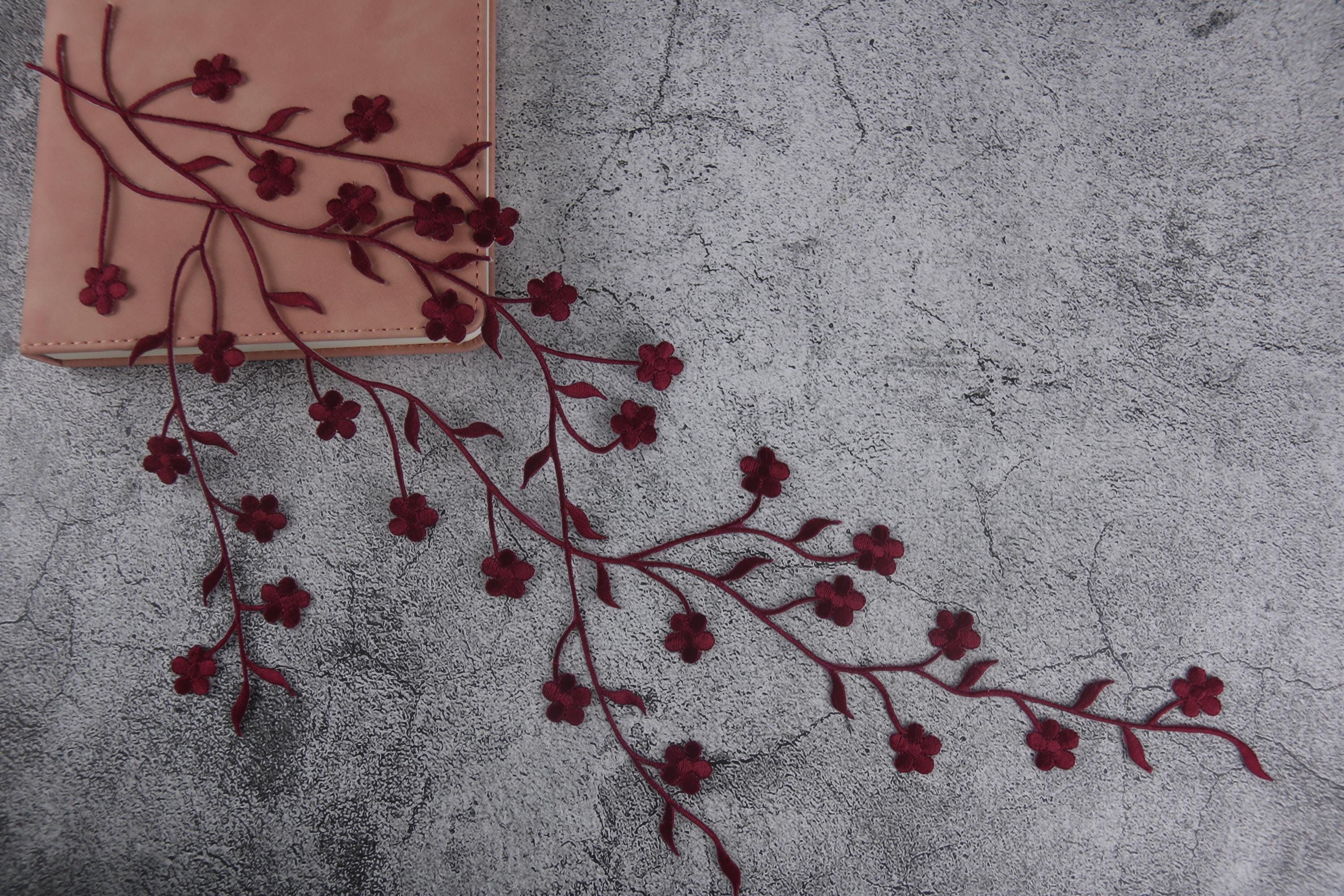 Splendida toppa con fiori di pruno color rosso vino, grande toppa floreale, toppa termoadesiva, toppa ricamata, applicazione, toppa per giacca, toppa