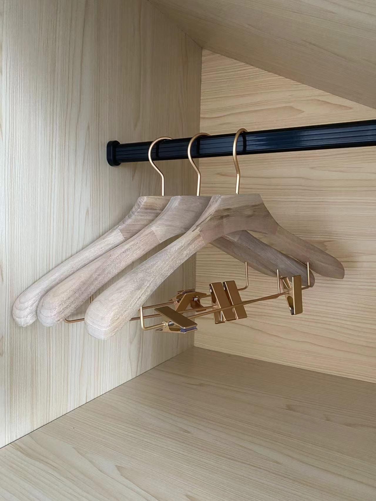 Grucce in legno per abiti, grucce in legno di canfora per pantaloni con clip metalliche regolabili e resistenti