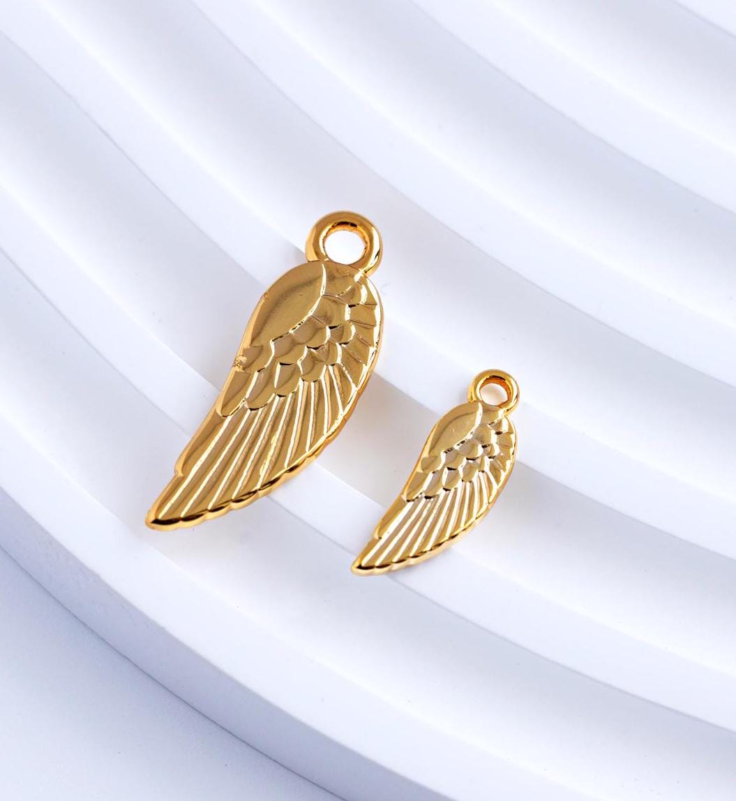 1/5 pezzi di ciondolo con ali placcato oro 18 carati, ciondolo con ali, piccoli ciondoli con ali d'angelo in oro, splendido ciondolo angelico per la c