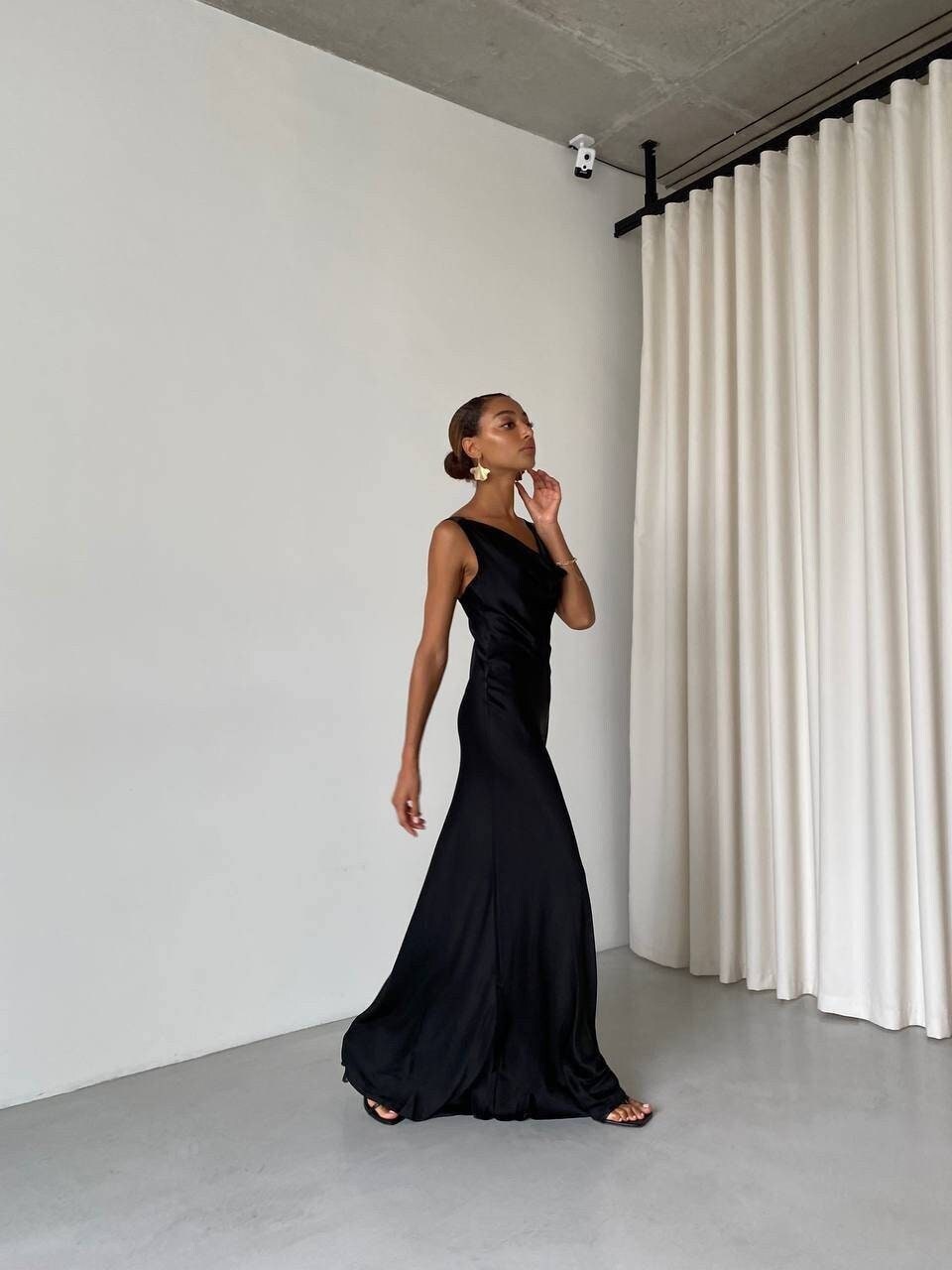 Abito con scollo a cappuccio, abito lungo in raso nero, abito in raso nero, abito in raso a sirena, abito da ballo nero, abito da laurea, abiti da dam