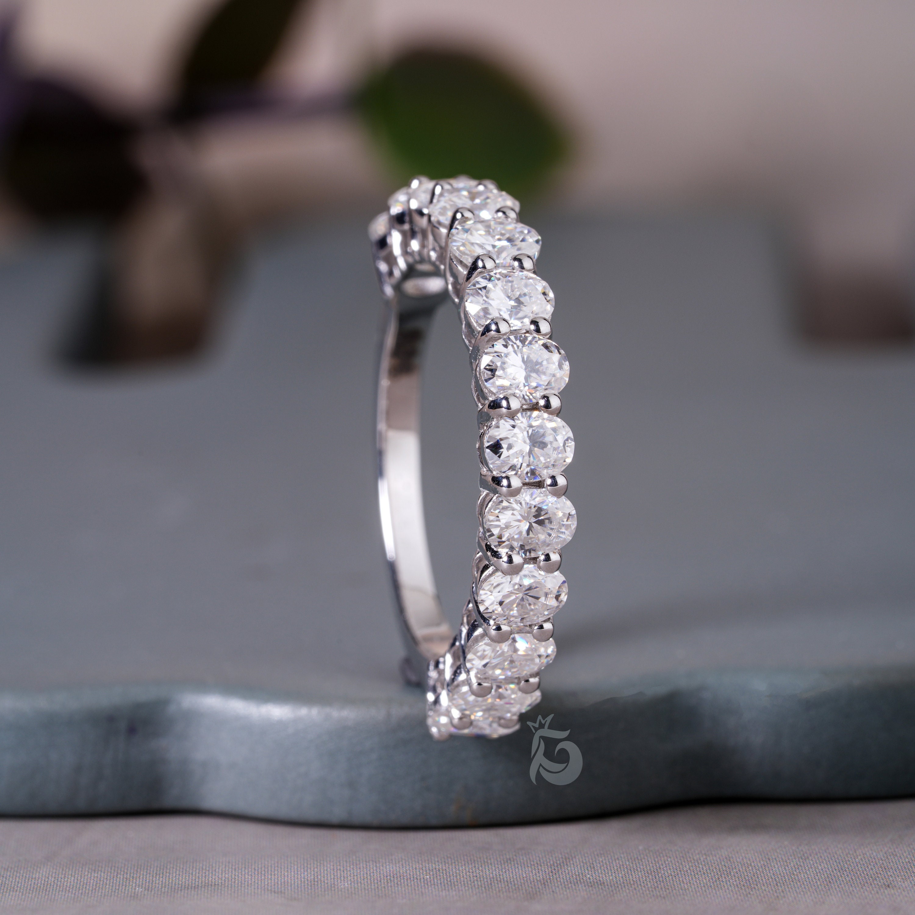 Anello con moissanite ovale, anello eternity ovale e fede nuziale, fede nuziale con moissanite taglio ovale 4 x 3 mm, anello da donna half eternity ov
