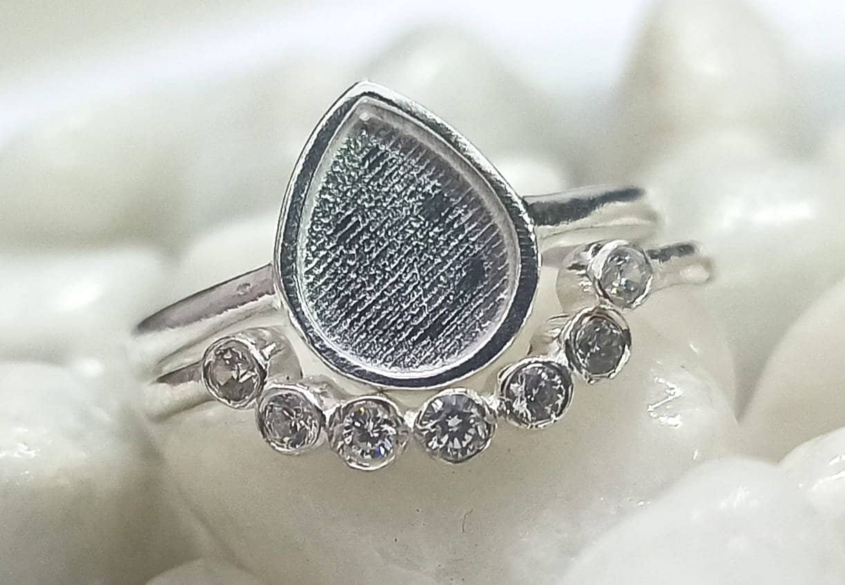 925 Sterling Solid Silver 7x9mm Pear Blank Lunetta con Zircon Stacker Ring Set, buono per il lavoro in resina e ceneri. Qualsiasi zircone di colore di