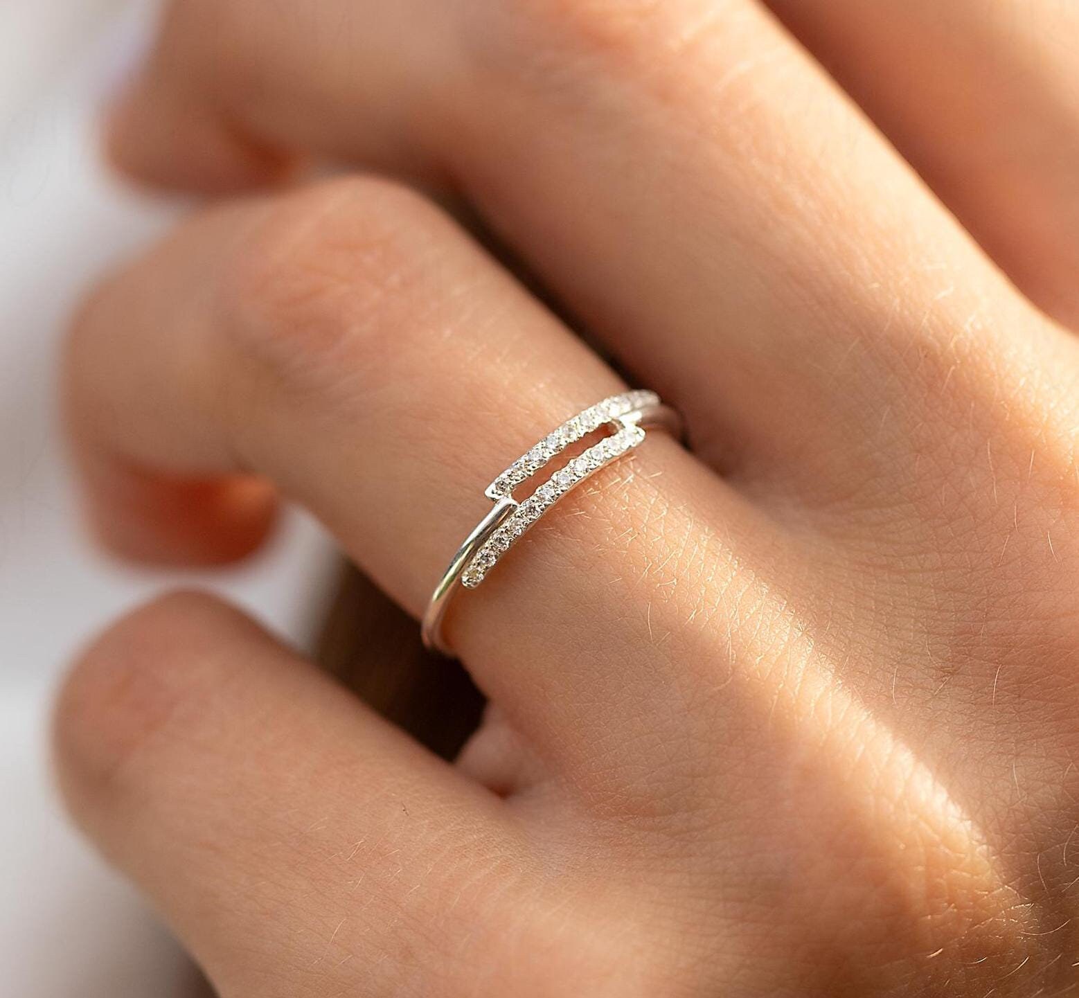 Anello da donna semplice e delicato in oro bianco 14k con diamanti e zirconi cubici, anello da donna minimalista ed elegante, delicata fede nuziale da