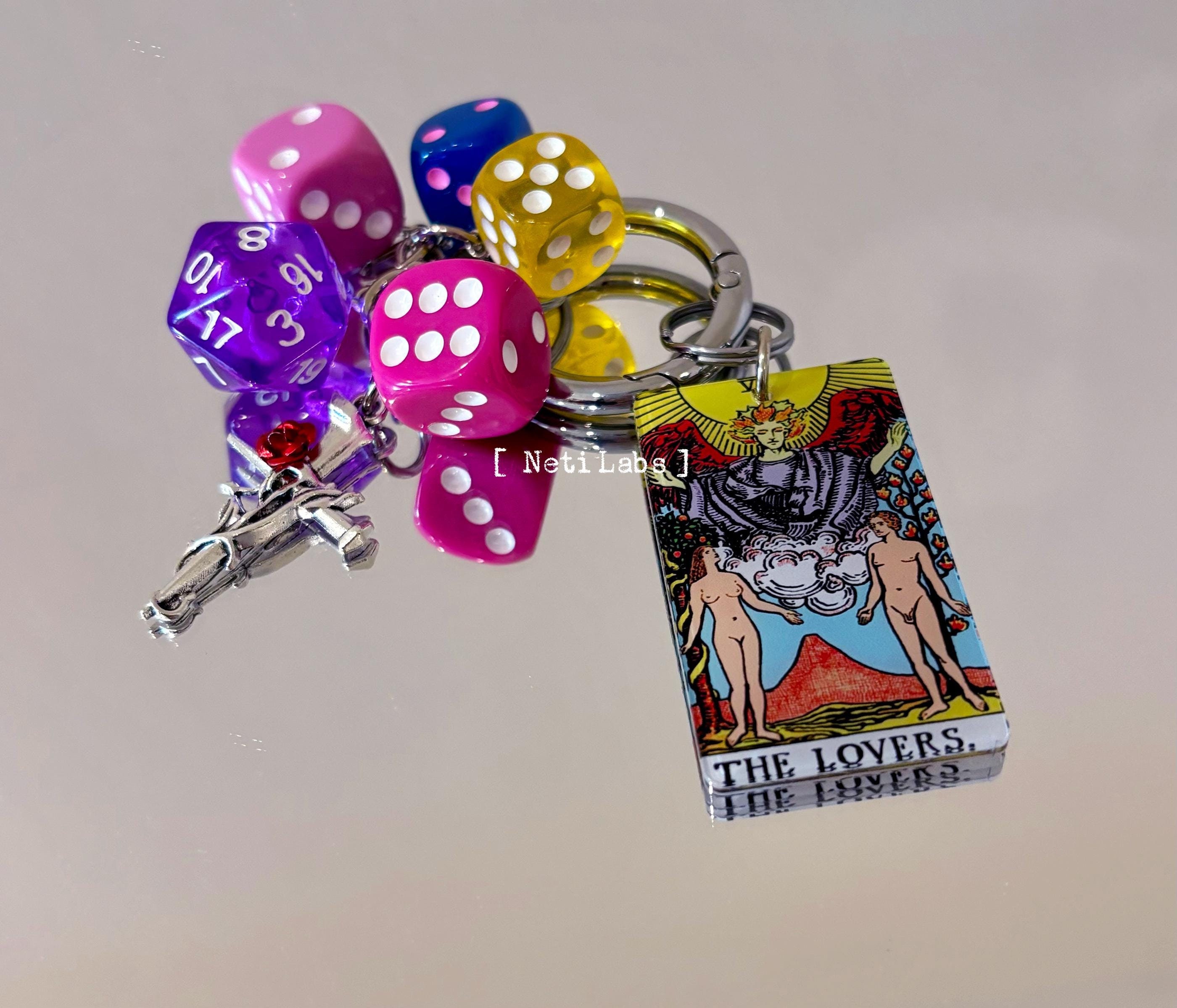 Portachiavi con dadi portafortuna in acrilico con carta dei tarocchi degli amanti, accessorio per borsa con tarocchi Rider Waite, decorazione con dadi