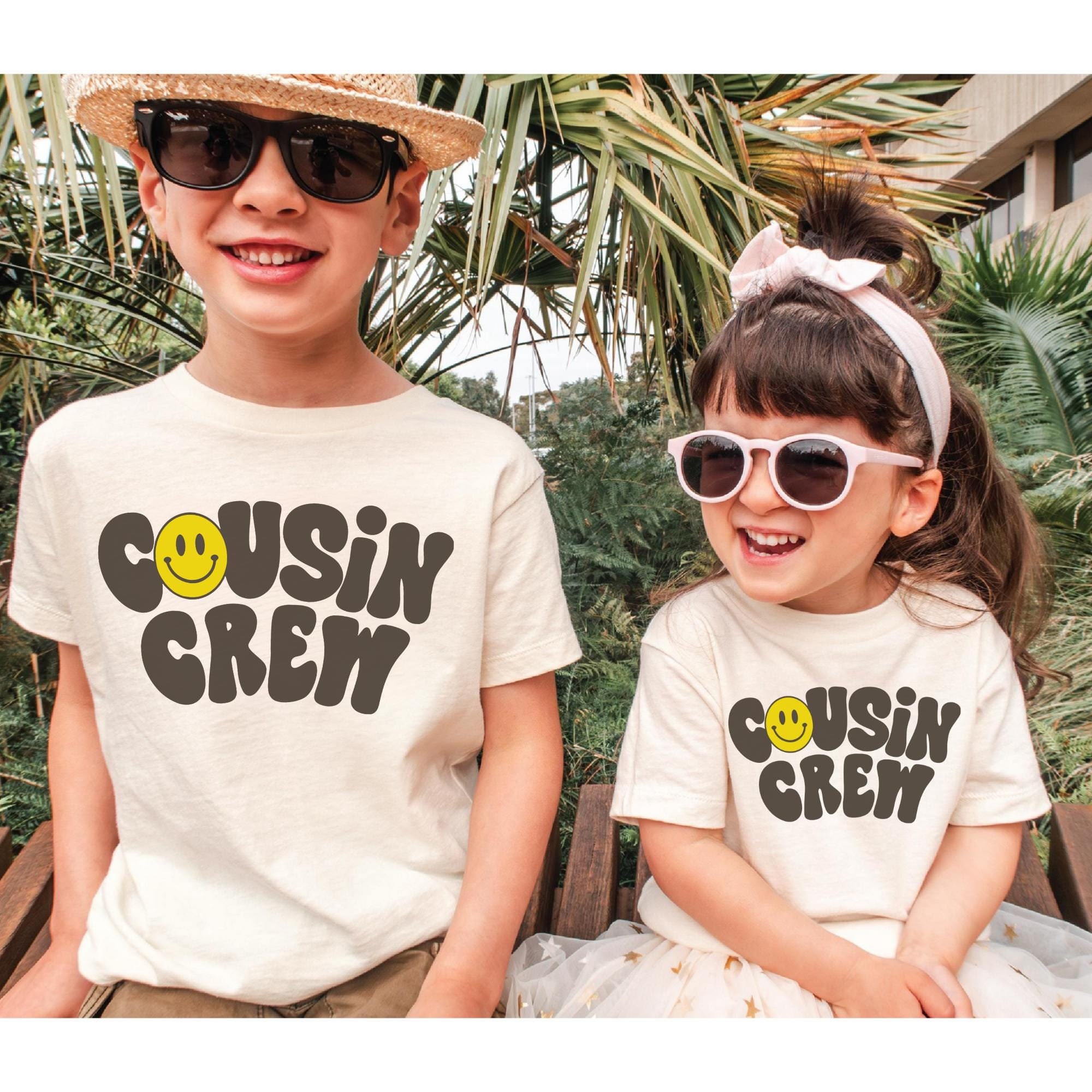 Maglietta Cousin Crew, Maglietta Retro Cousin Crew, Maglietta Natural Cousin Kids, Maglietta Abbinata Cousins, Maglietta per Bambini con Faccina Sorri