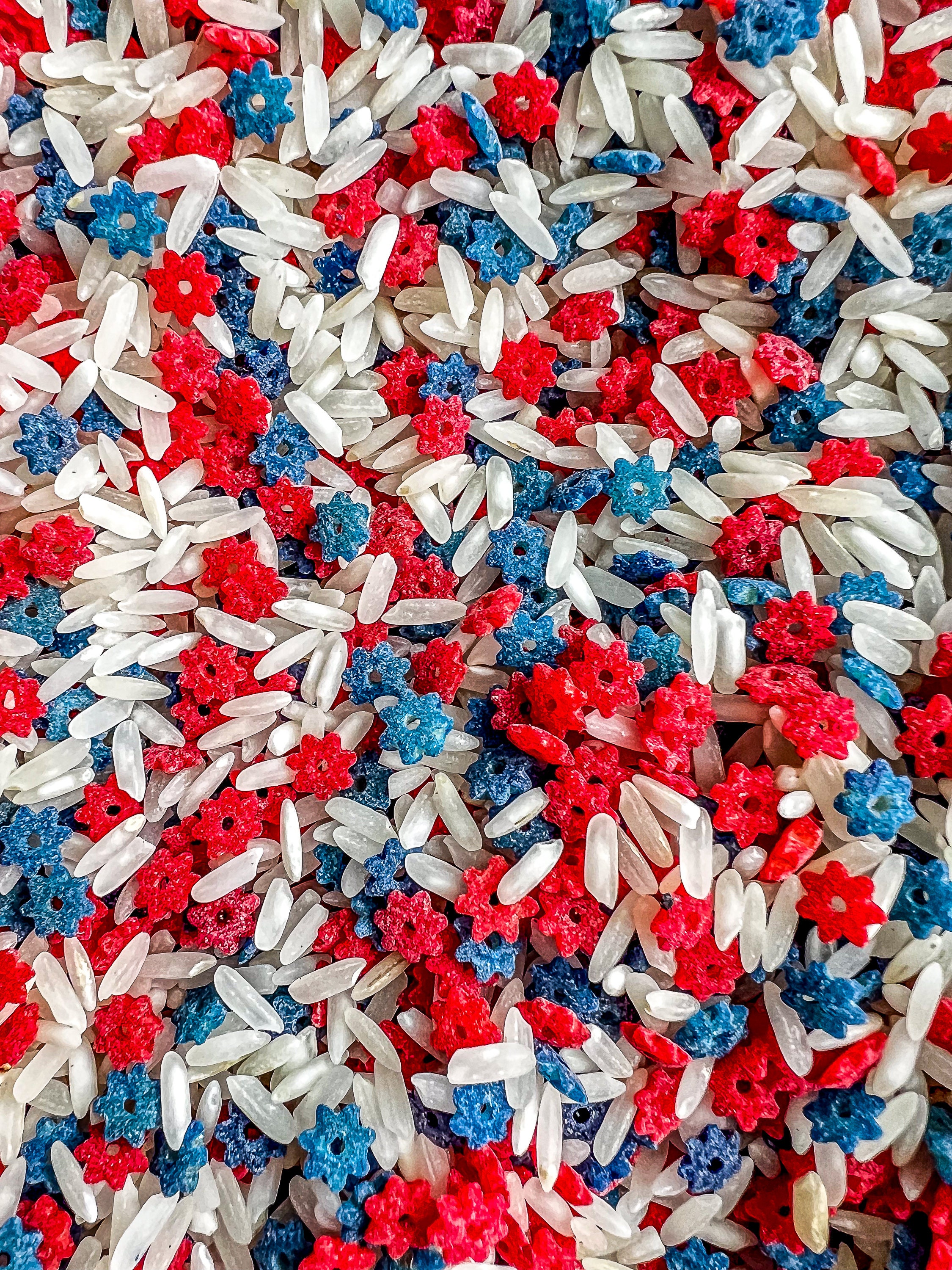 Riso sensoriale patriottico con stelle, riempitivo per contenitori sensoriali, riso colorato, gioco sensoriale, riempitivo per contenitori sensoriali