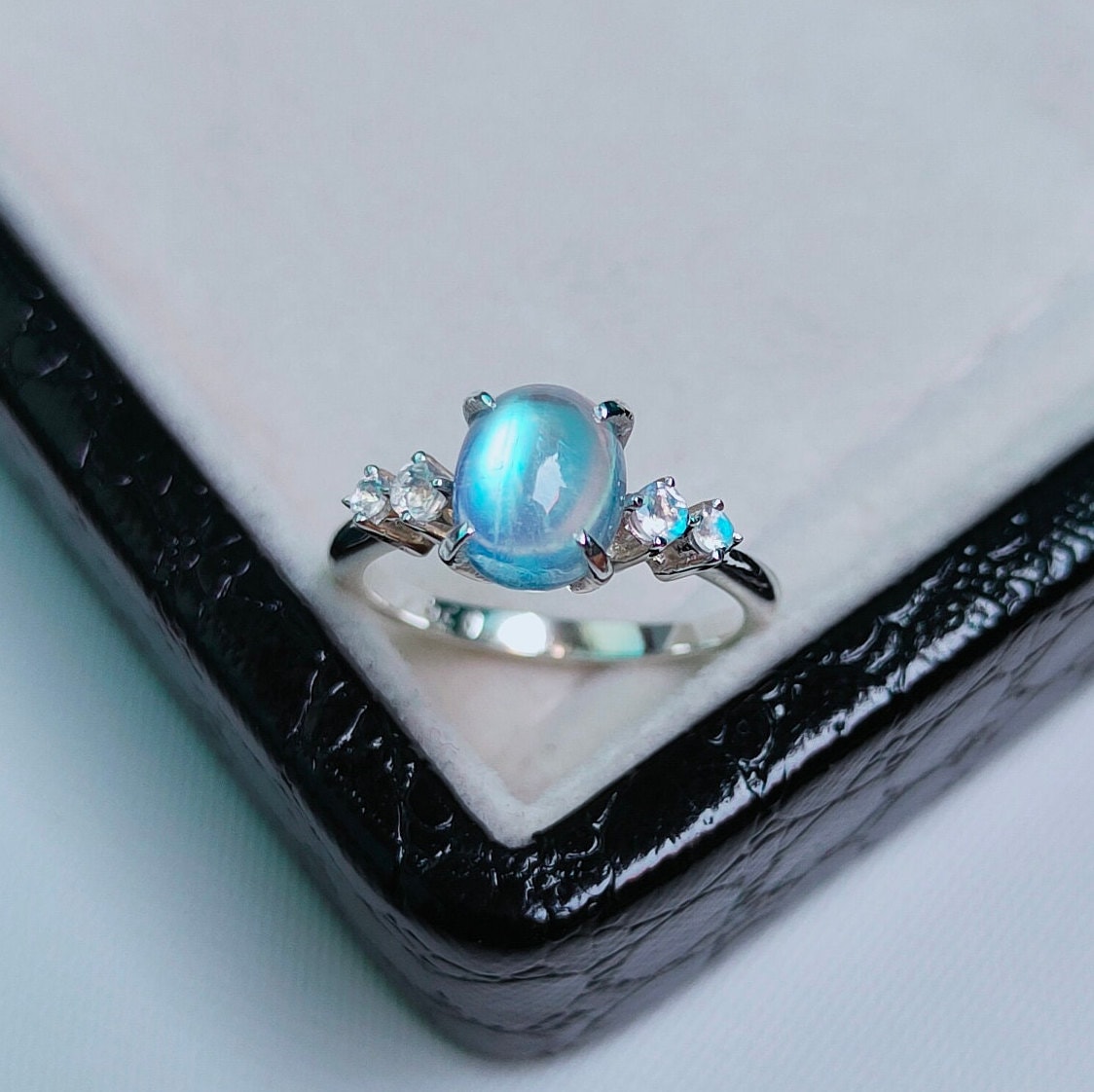 anello con pietra di luna arcobaleno, anello con cabochon di pietra di luna, anello in argento sterling 925, anello ovale con pietra di luna, anello c