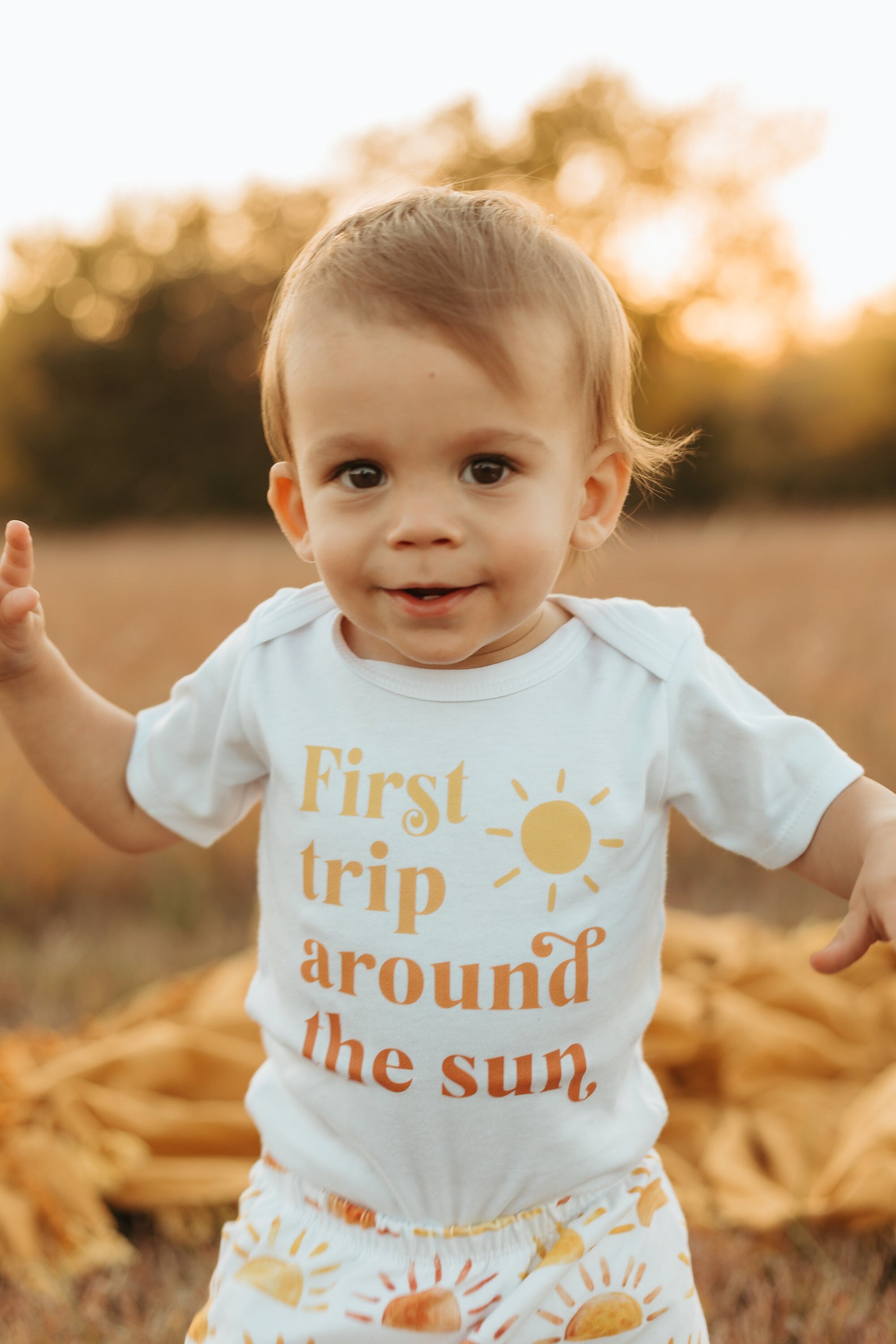 Primo giro intorno al sole. Vestito per il primo compleanno di un bambino. Vestito per il primo compleanno a tema sole. Compleanno a tema sole. Torta