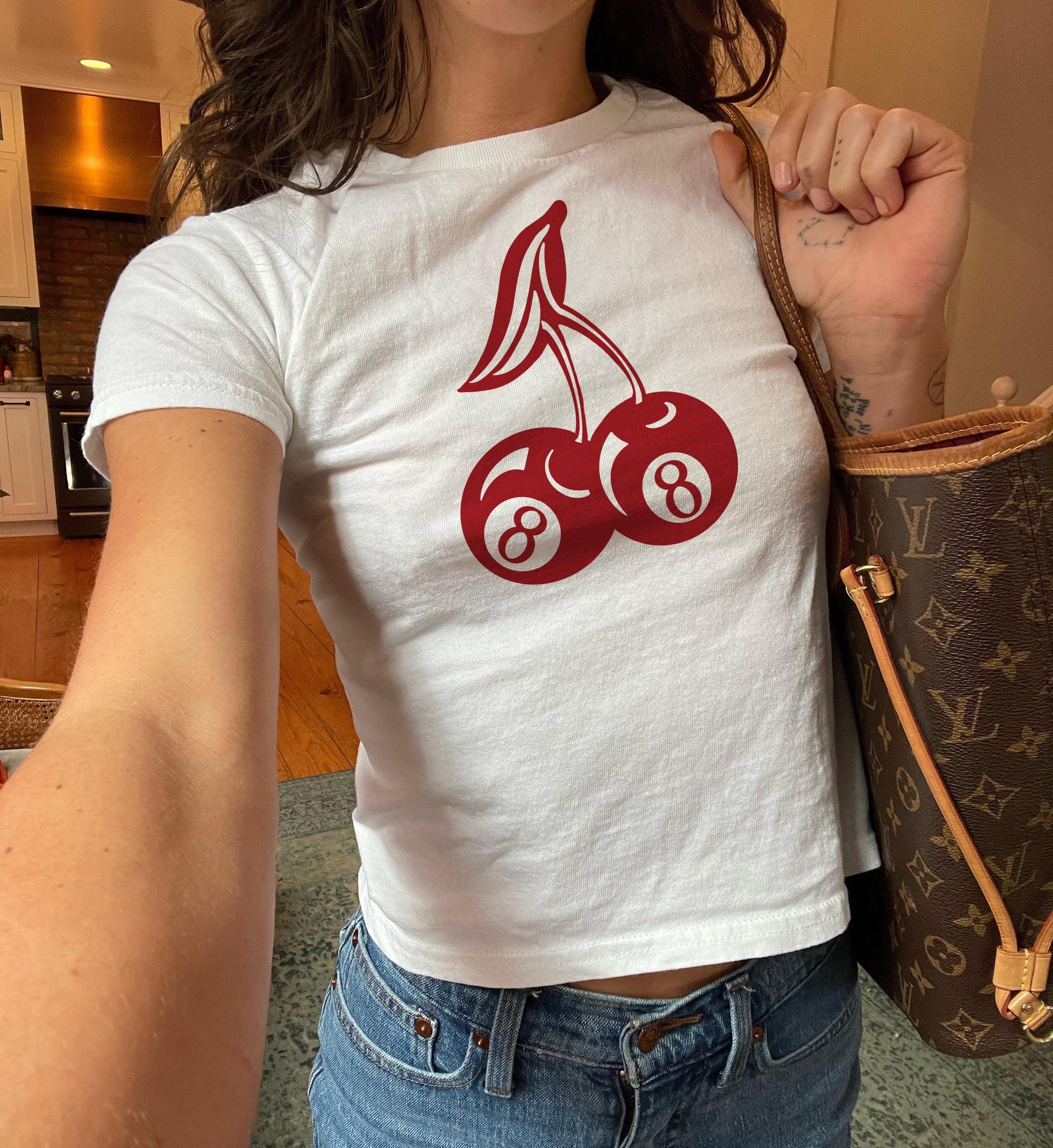 8 Ball Cherry Red Stampa Baby Tee Coquette Baby Tee Y2k Graphic Baby Tee 90s Baby Tee Trending Fruit Shirt Lucky Baby Tee Cherry Shirt Gift