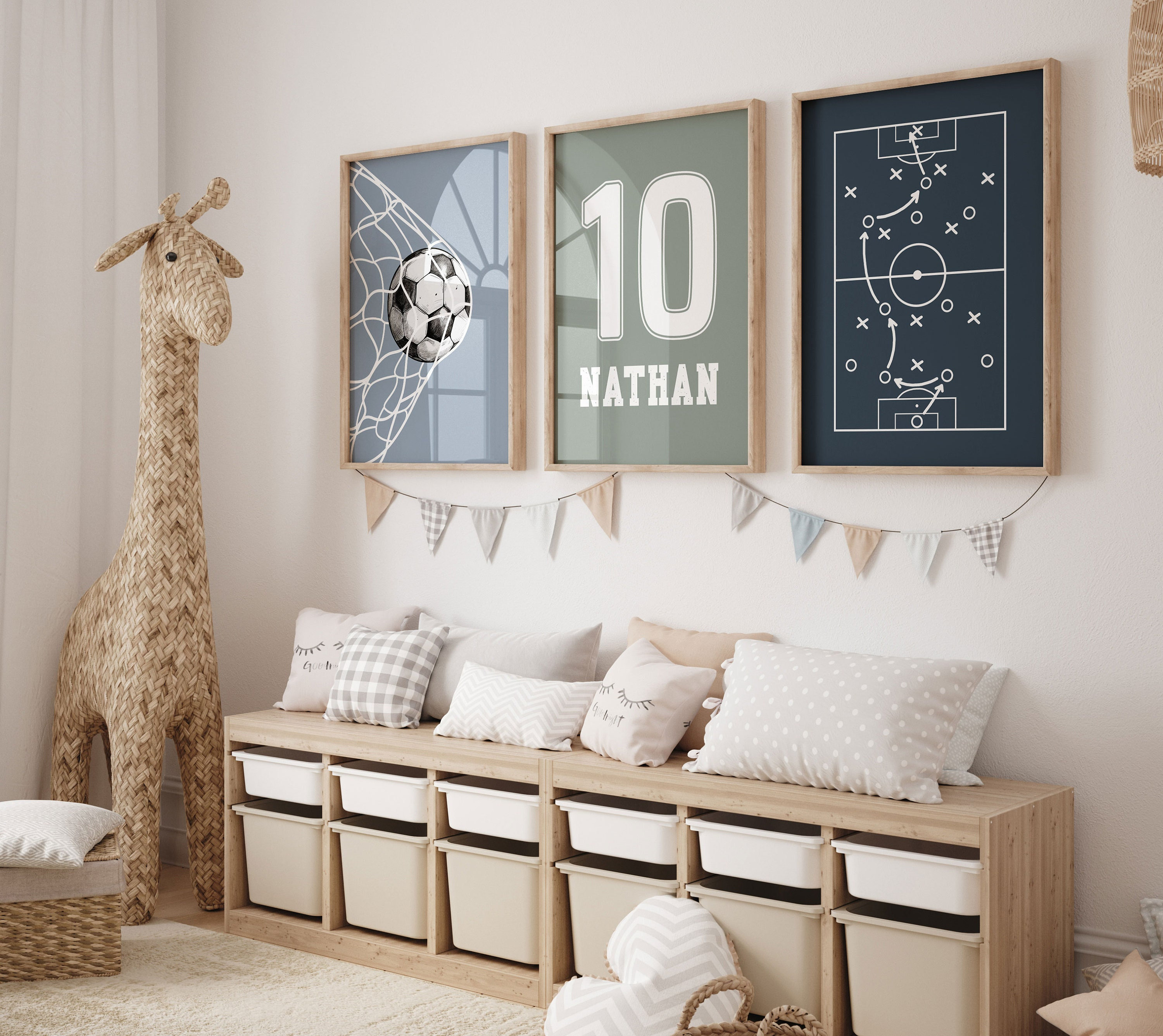 Arte murale a tema calcio, stampe a tema calcio, set di 3 stampe a tema calcio, maglia da calcio con nome personalizzato, decorazioni per la cameretta