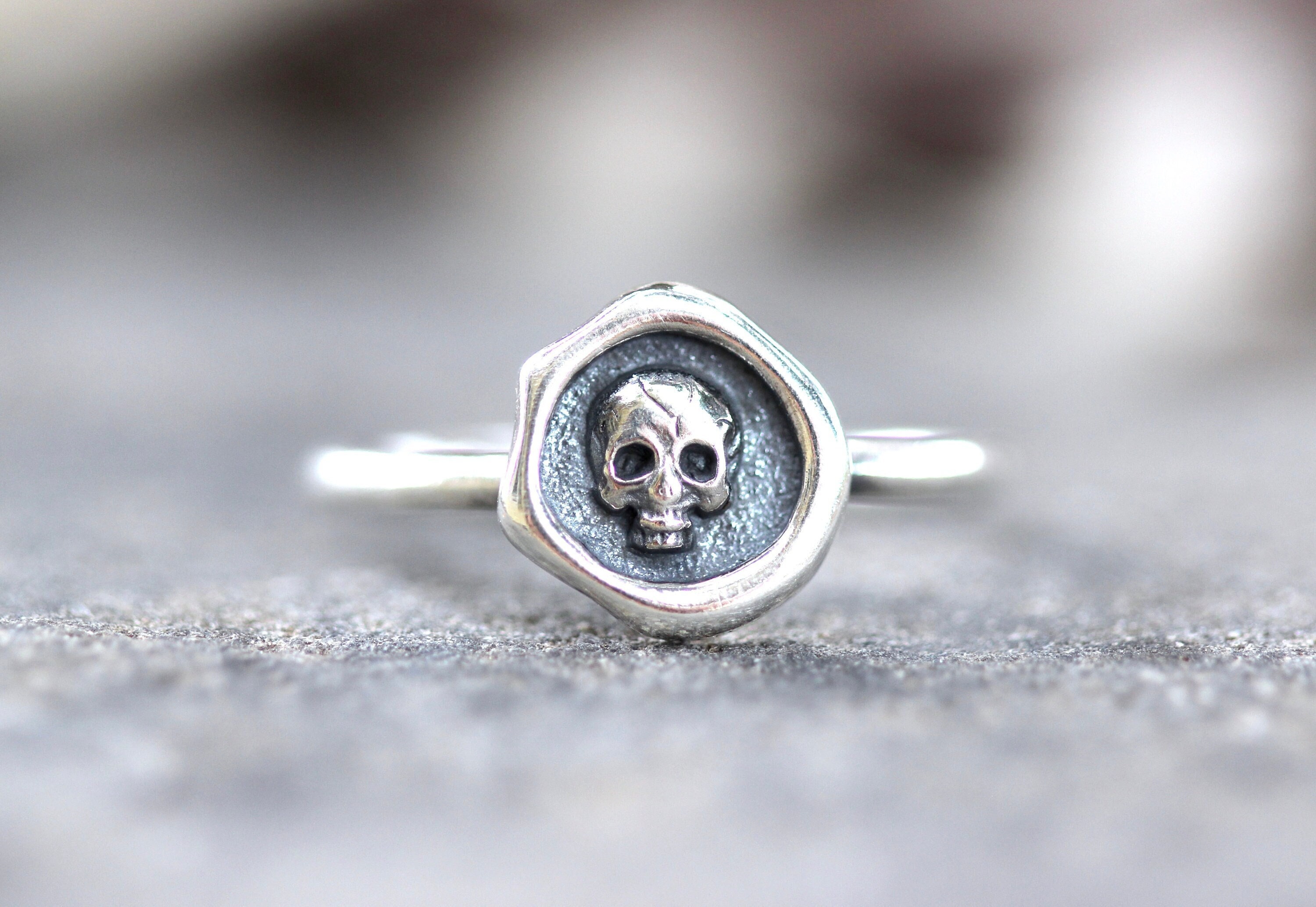Anello con teschio in argento, anello di Halloween, anello impilabile con teschio in argento, piccolo anello con teschio, anello da strega, gioielli d