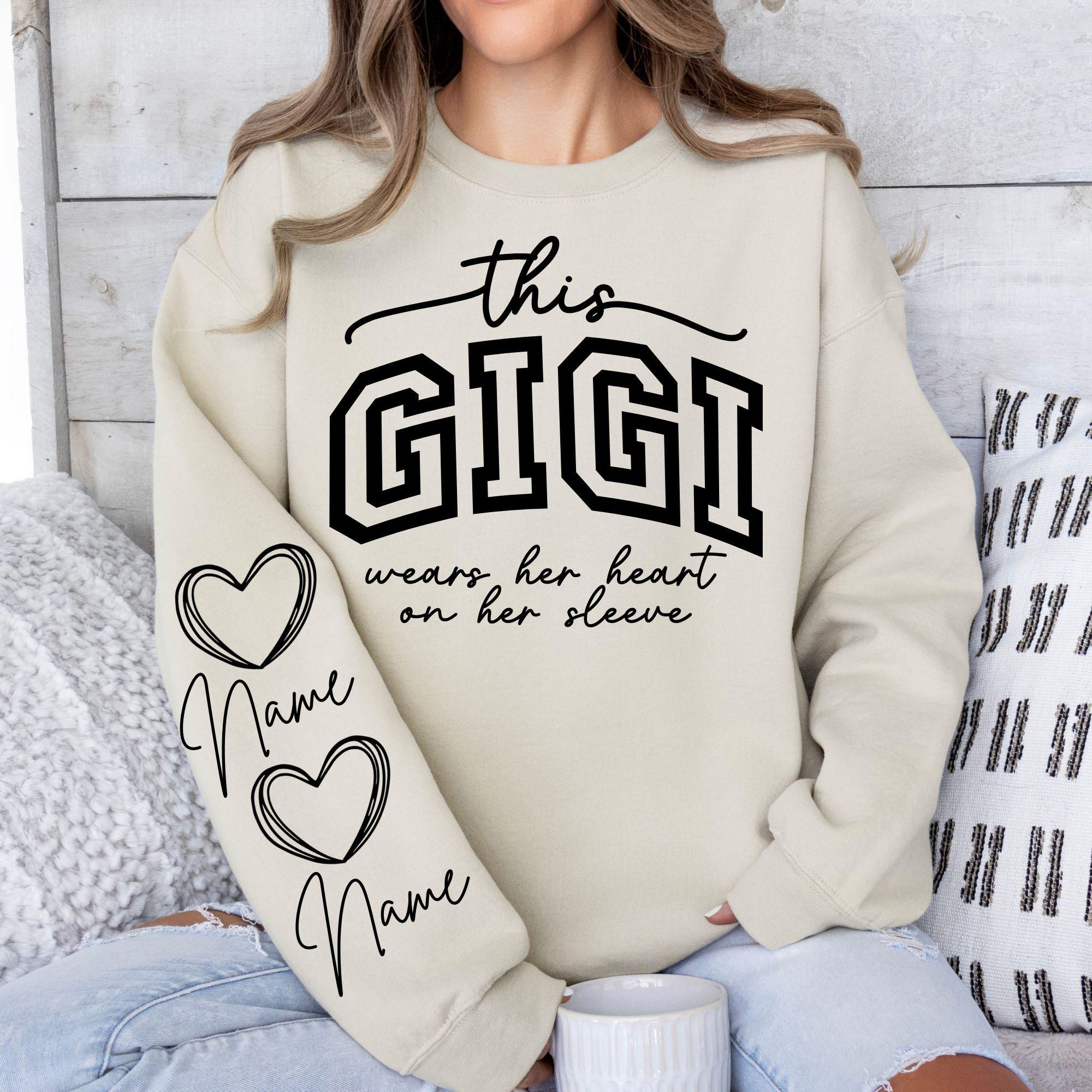 Questa Gigi indossa il suo cuore sulla manica SVG, file PNG, maglietta Gigi SVG, nonna benedetta SVG, Gigi SVG, design della felpa con manica SVG