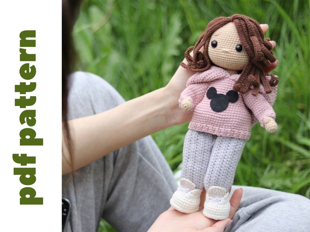 Schema per bambola all'uncinetto. Simpatico schema per bambola amigurumi. Bambola all'uncinetto con vestiti. Bambola amigurumi con abbigliamento sport