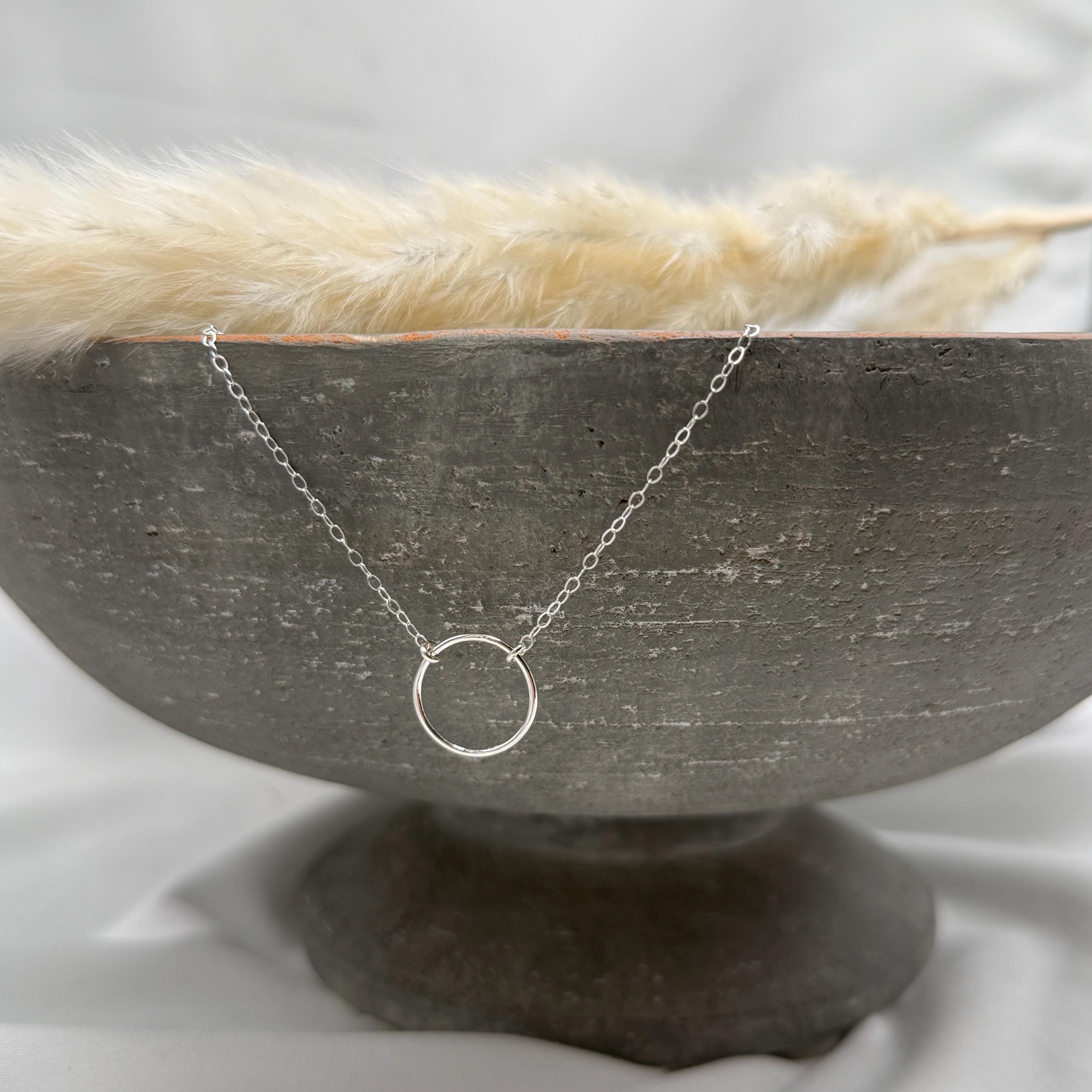 Collana con cerchio in argento sterling, delicato ciondolo ad anello Karma aperto, catena minimalista da indossare tutti i giorni, argento martellato