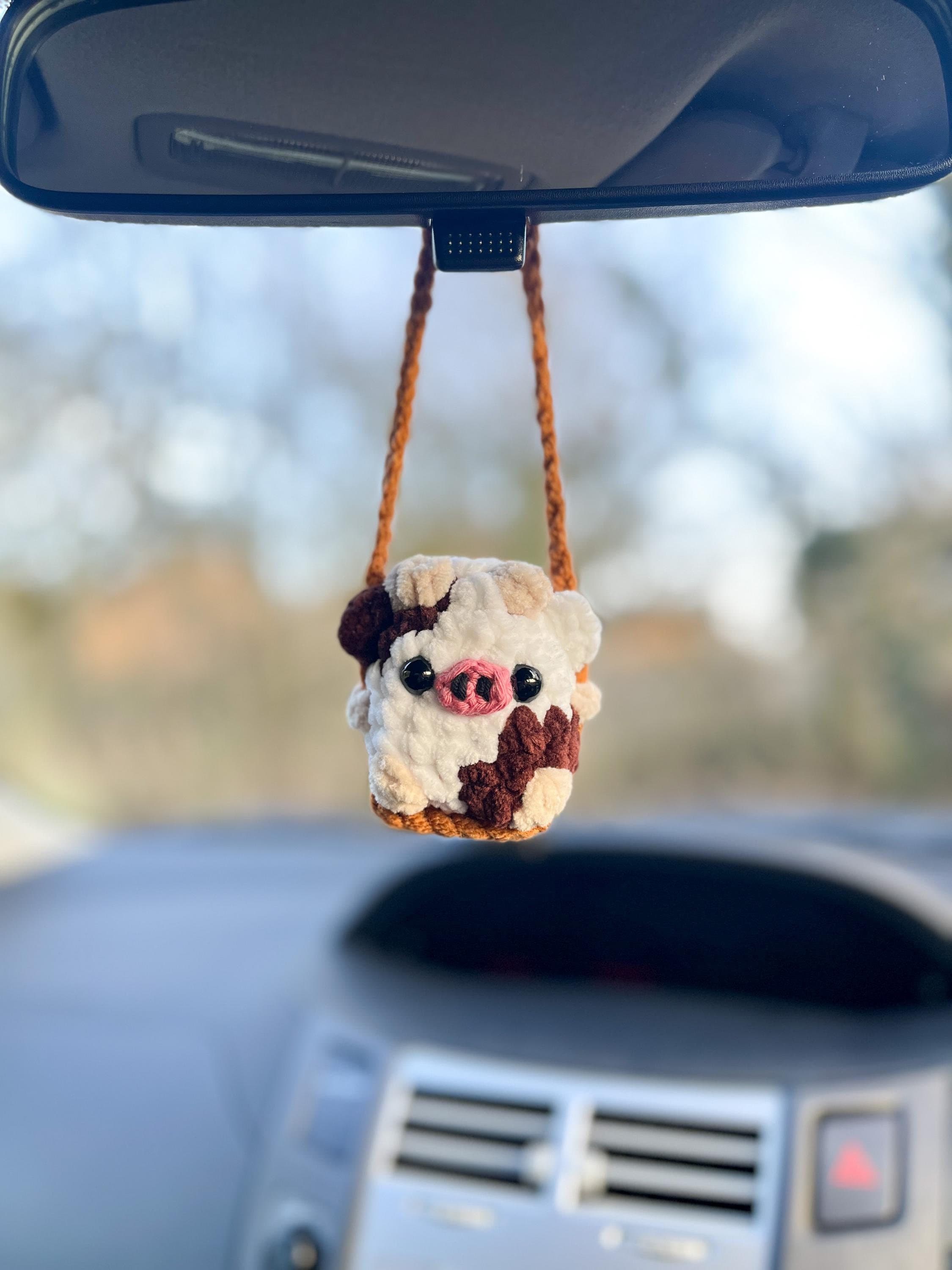 Ciondolo per auto a forma di mucca su un'altalena all'uncinetto, accessorio per auto, da appendere all'auto, graziosa decorazione per auto, neopatenta