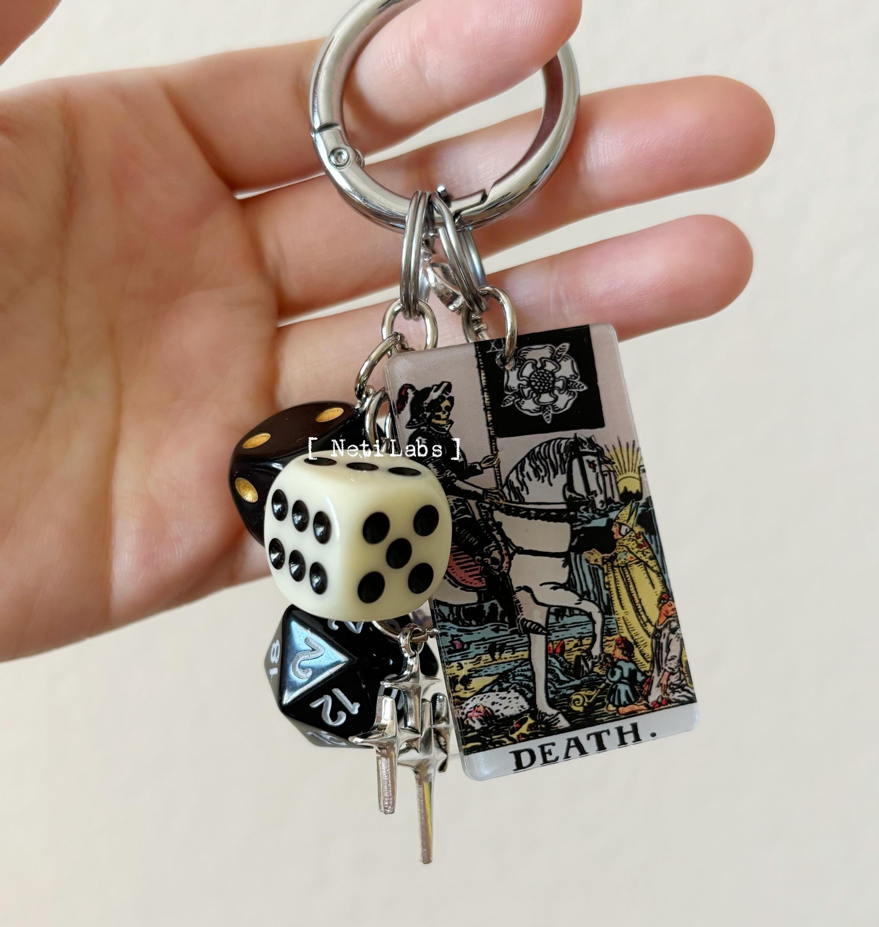 Portachiavi con dadi portafortuna e carta dei tarocchi della morte in acrilico, accessorio per borsa con tarocchi Rider Waite, decorazione con dadi, c