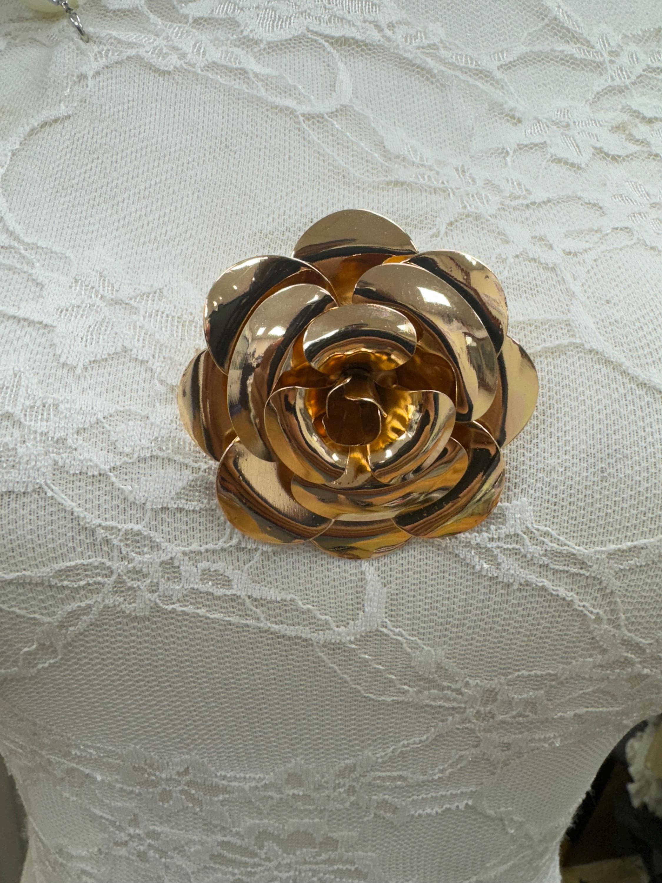 spilla, spilla a forma di rosa, spilla in metallo, spilla a forma di fiore, spilla a forma di rosa in oro, spilla a forma di rosa in oro